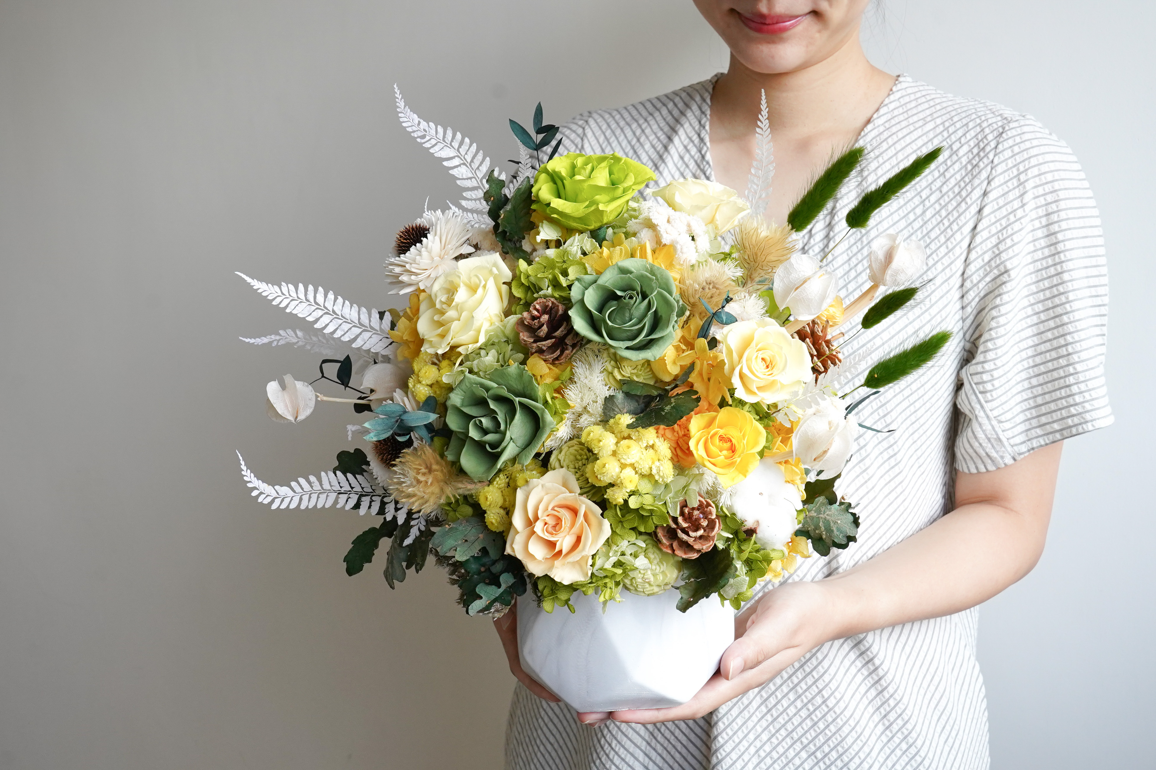 溫光行大理石盆栽溫光綠,永生花盆栽,永生花盆栽推薦,盆栽賀禮手拿永生花盆花