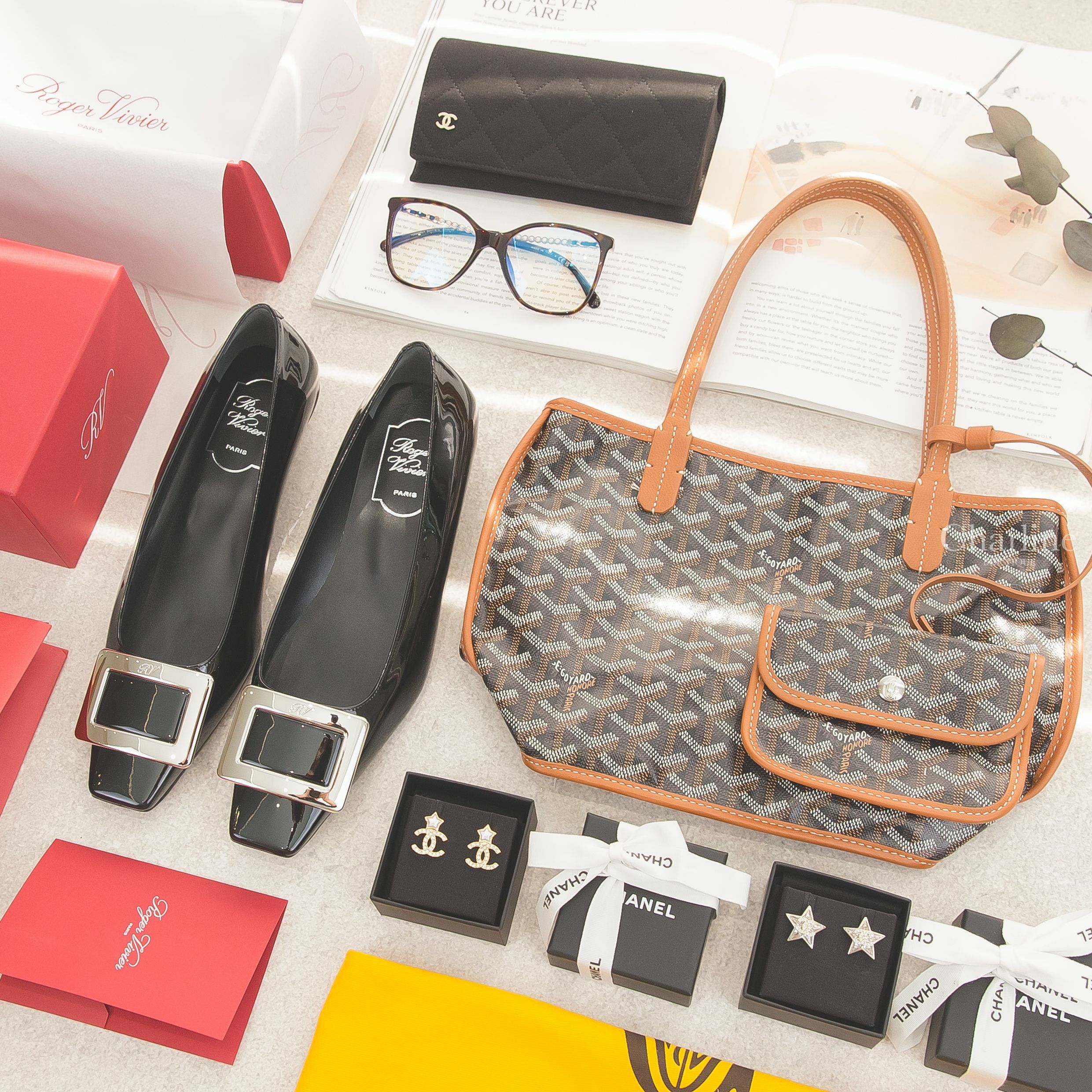 Roger Vivier 黑色漆皮銀色方釦平底鞋,Goyard 黑色拼咖啡色提把迷你無拉鍊托特包,Chanel 白色珍珠星星金色水鑽CC耳環,銀色水晶鑲鑽CC星星耳環,深棕色玳瑁方框藍光鏡片平光眼鏡-Charline Boutique 精品代購