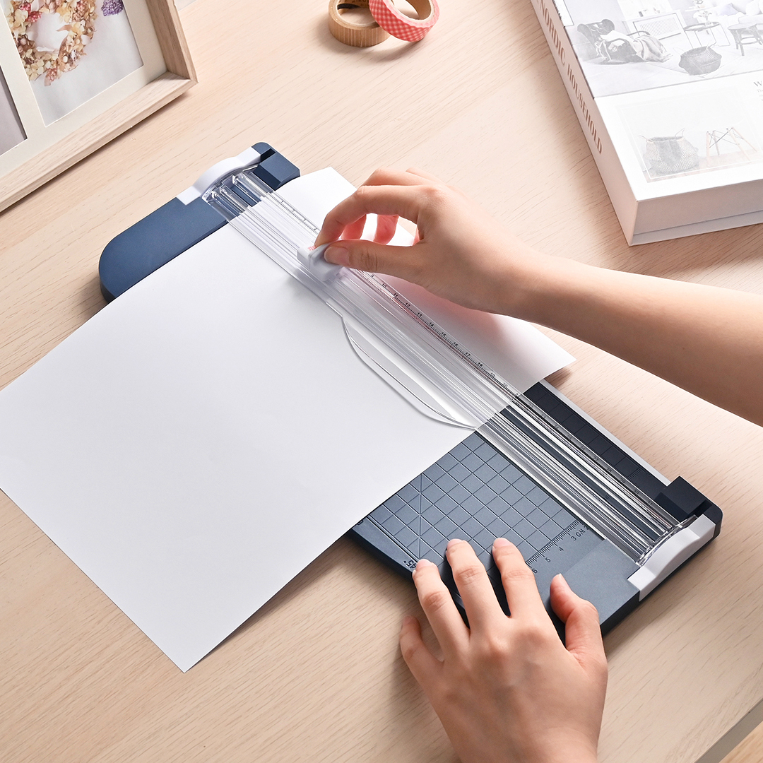 裁紙器附量角器