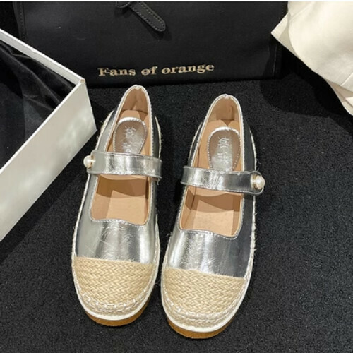 Flat casual and versatile shoes