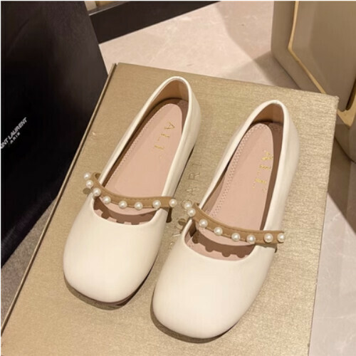 Flat-soled slip-on shoes