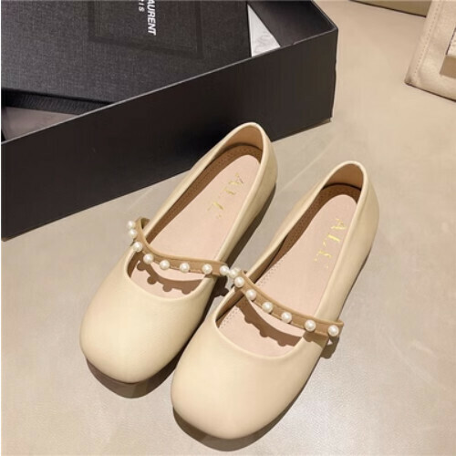 Flat-soled slip-on shoes