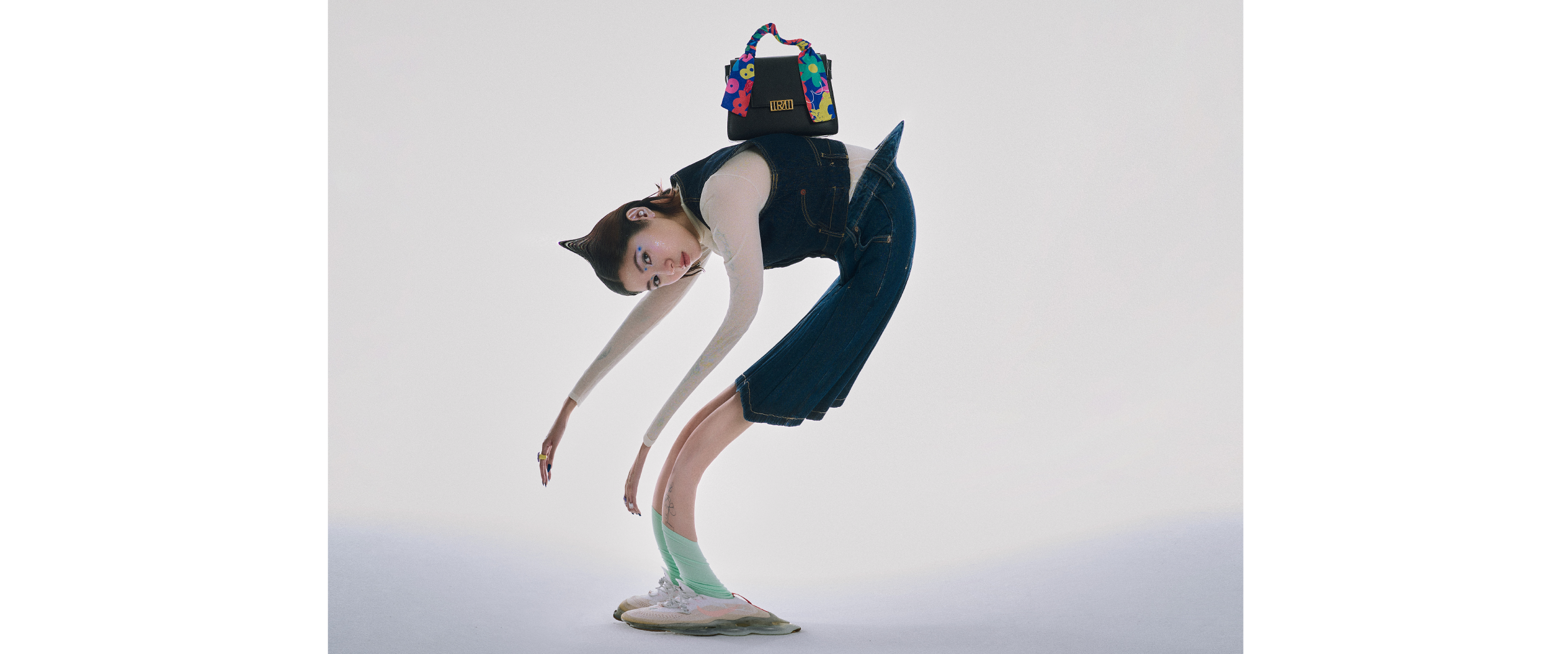 周依用白色來形容自己，她希望自己是擁有無限可能的色彩！