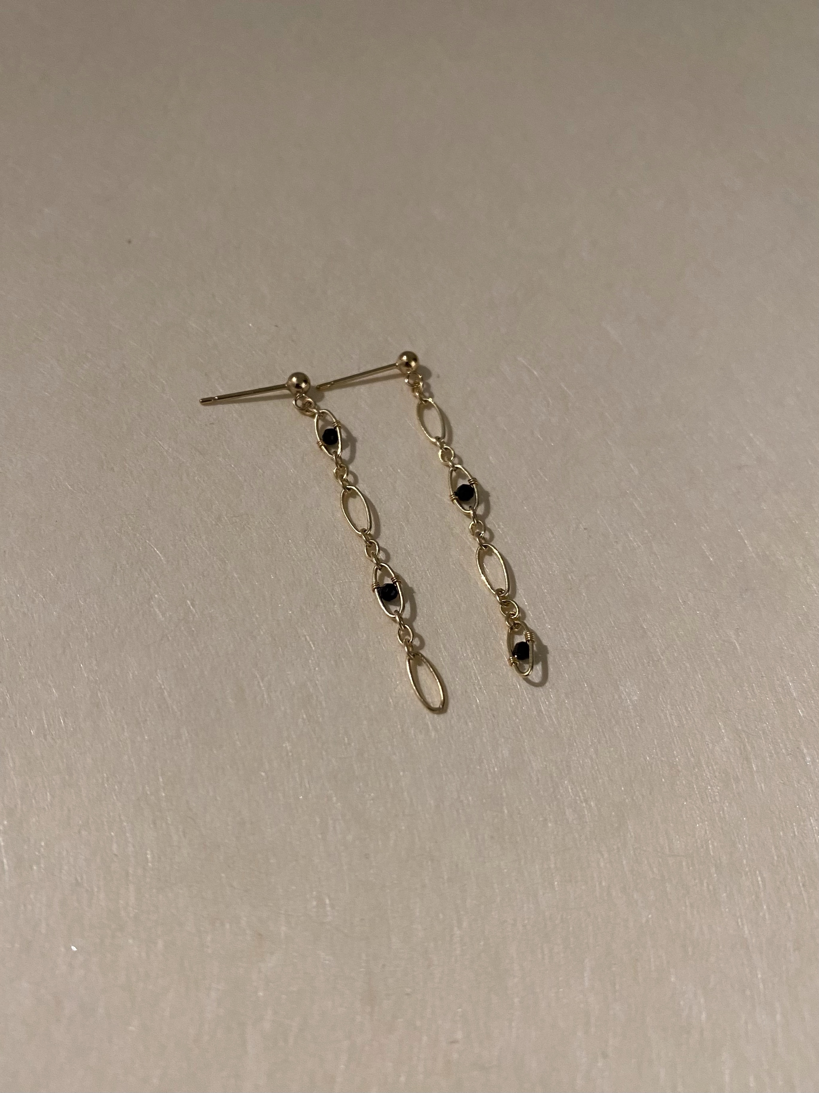 胖胖黑尖晶耳環