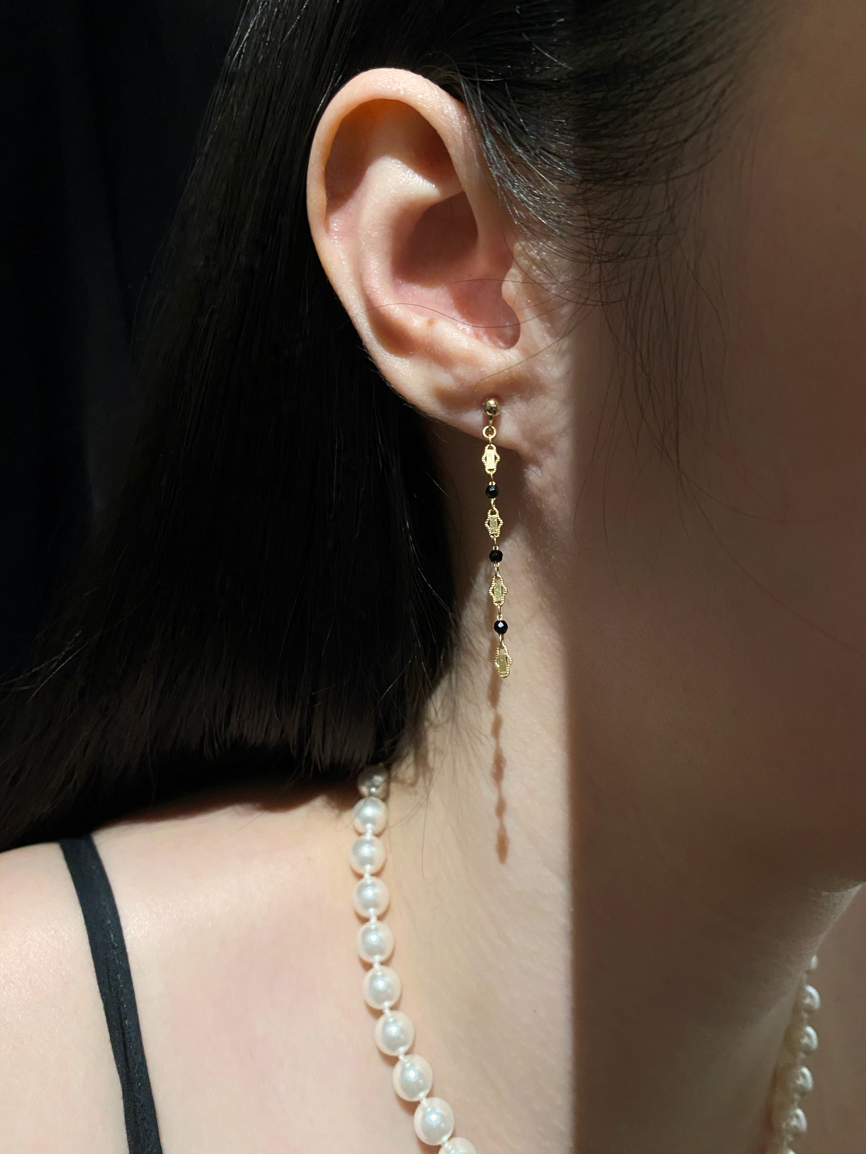 壓花雲朵黑尖晶耳環