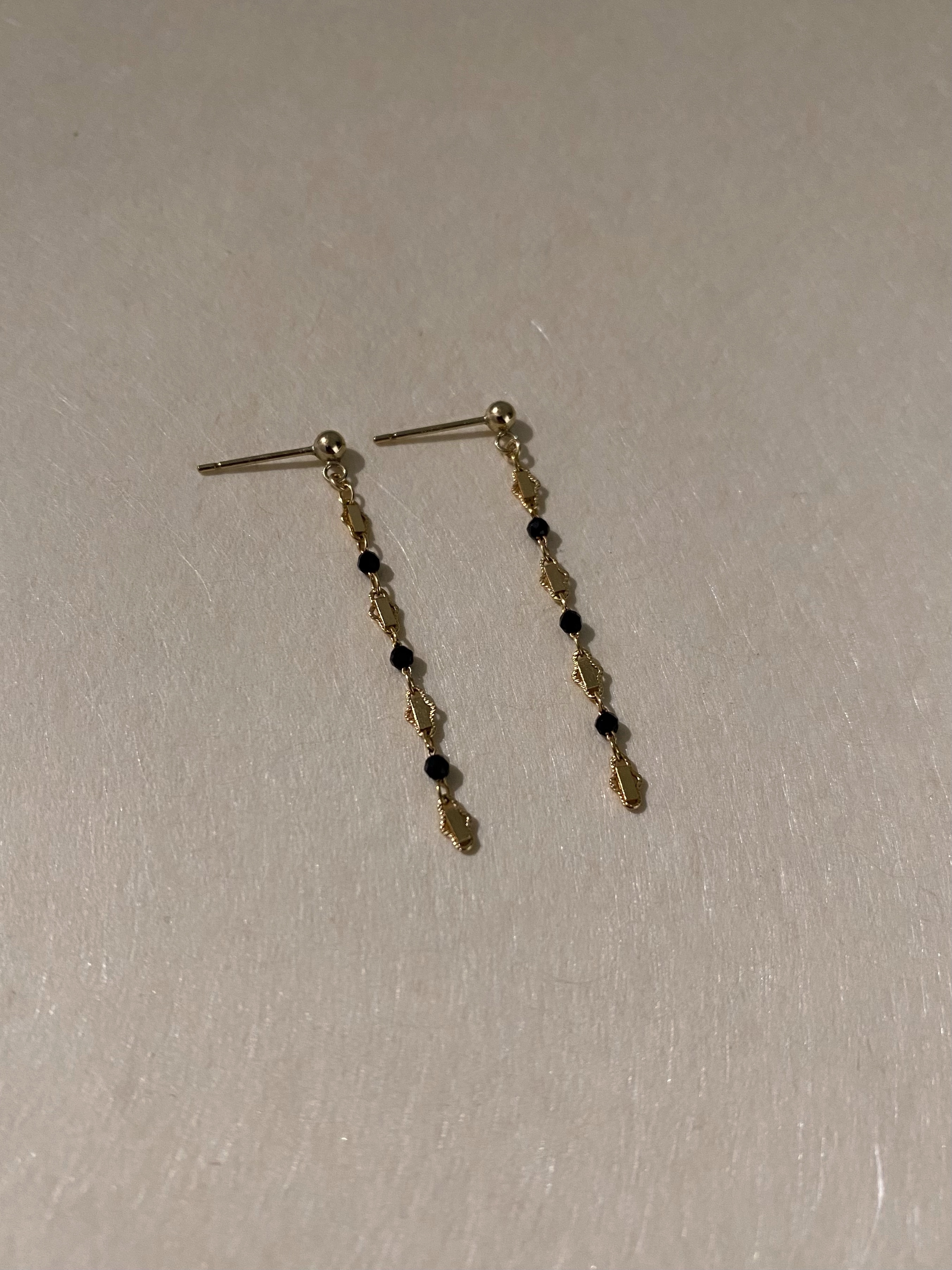 壓花雲朵黑尖晶耳環