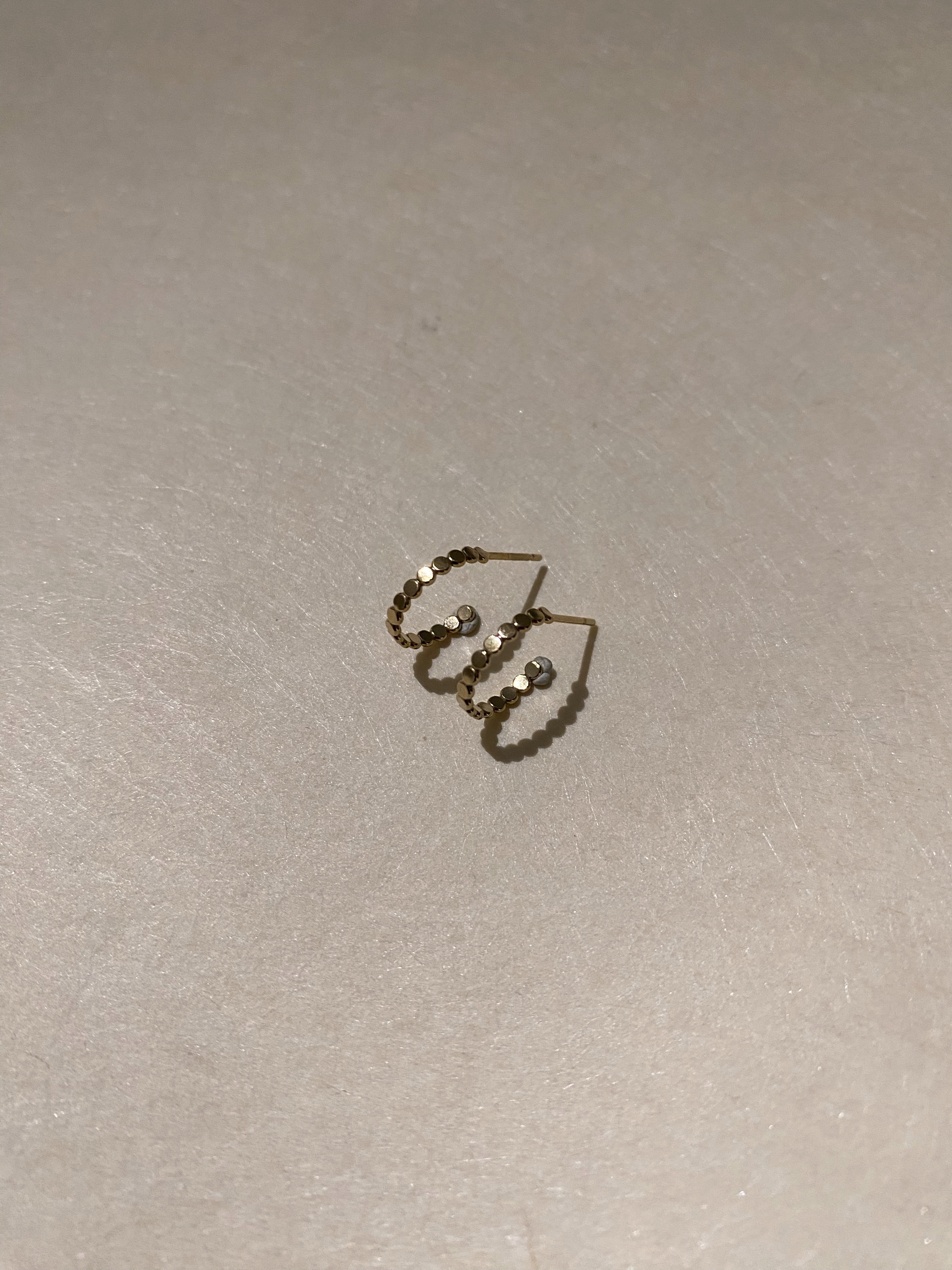 C型 連續點點耳環