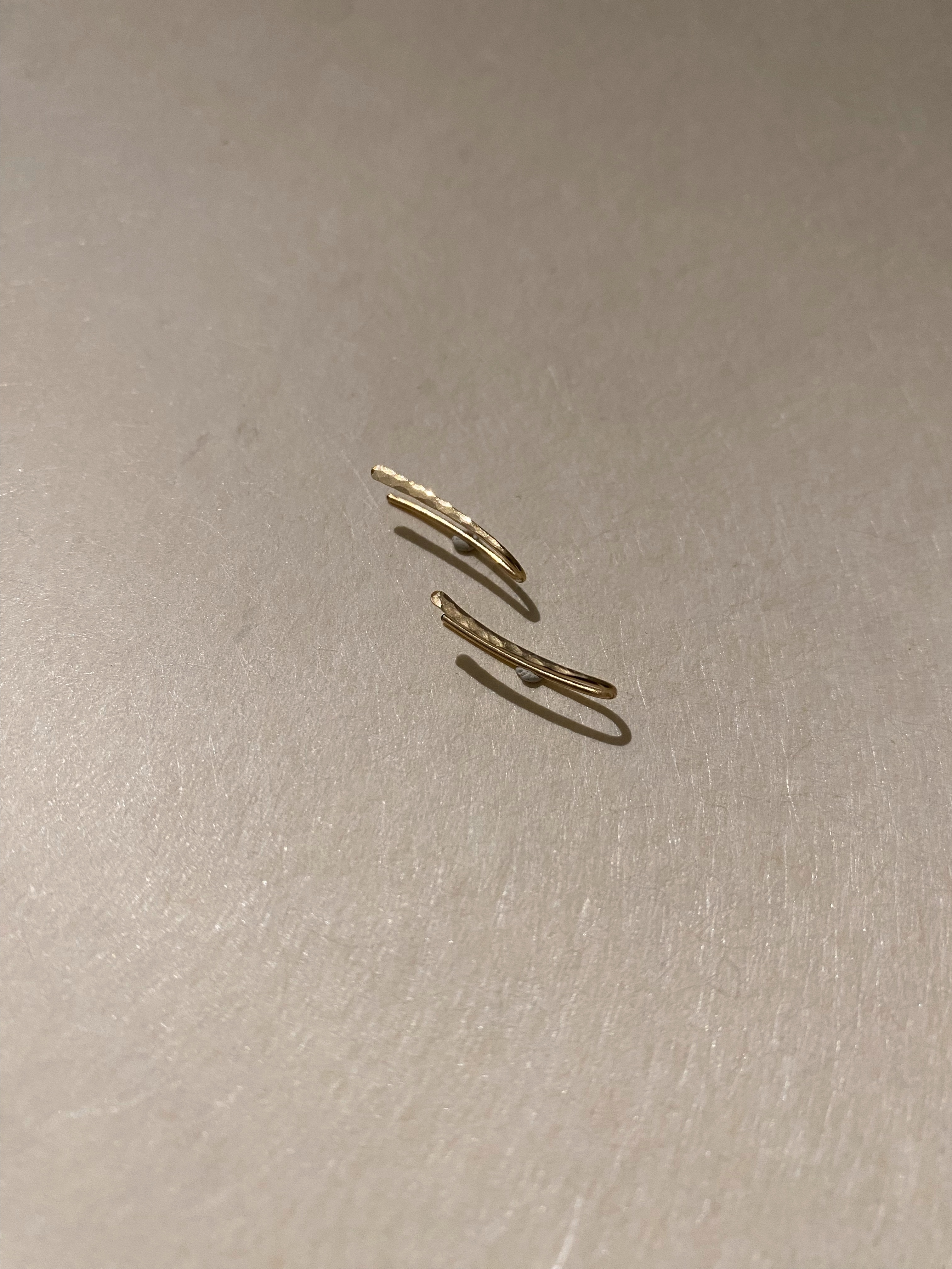 法式敲拓彎月耳環