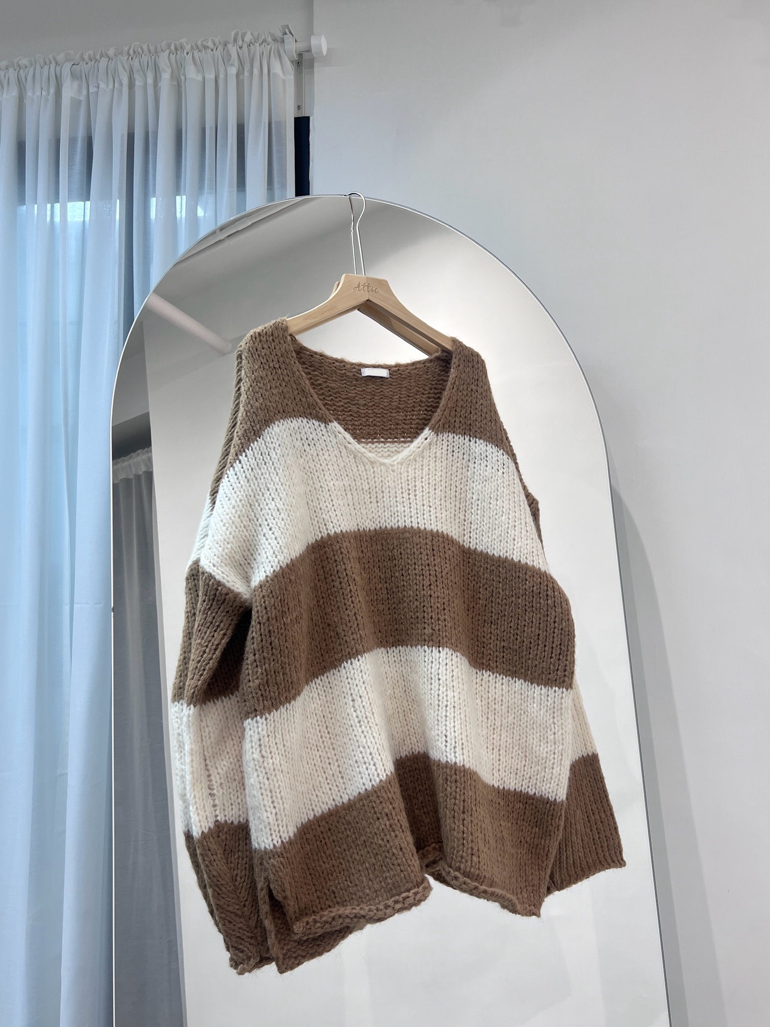 Oversize 拼色慵懶感V領大間條針織上衣