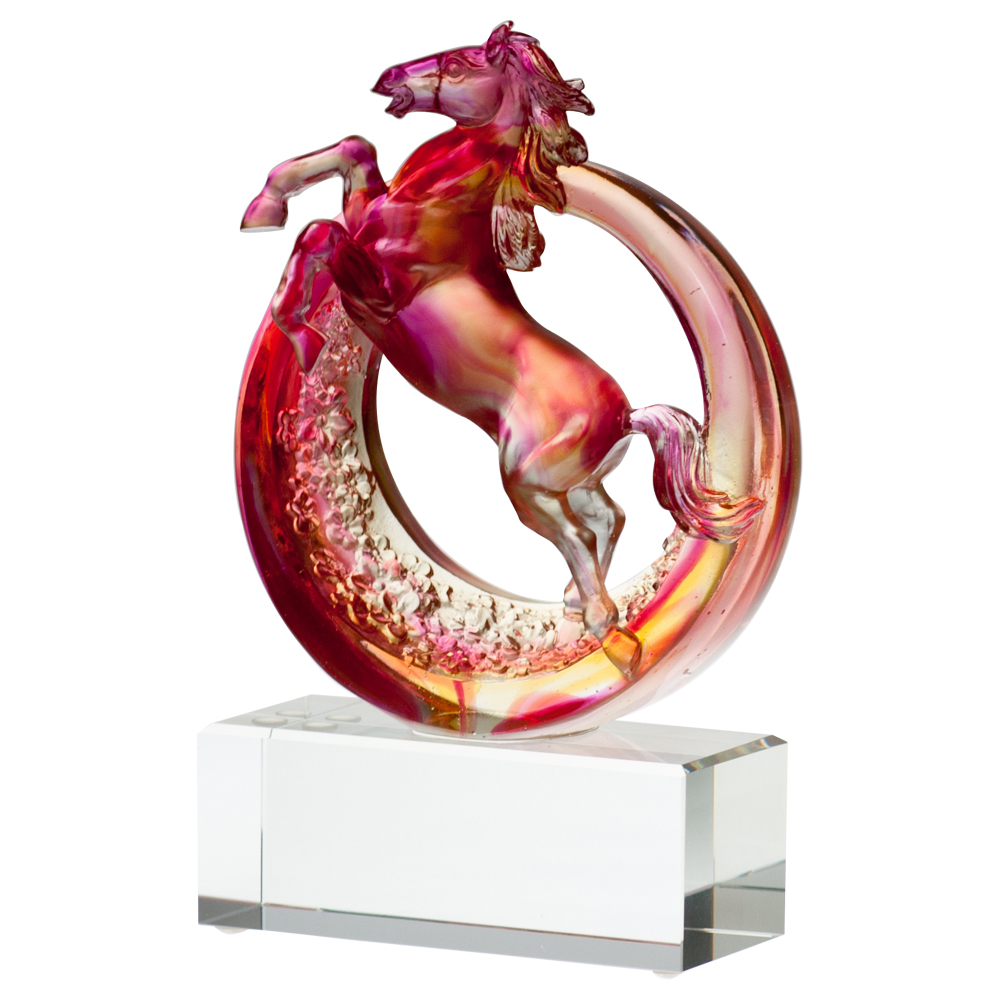 琉璃馬到成功擺飾｜圓夢獎牌推薦 開運招財藝術收藏首選