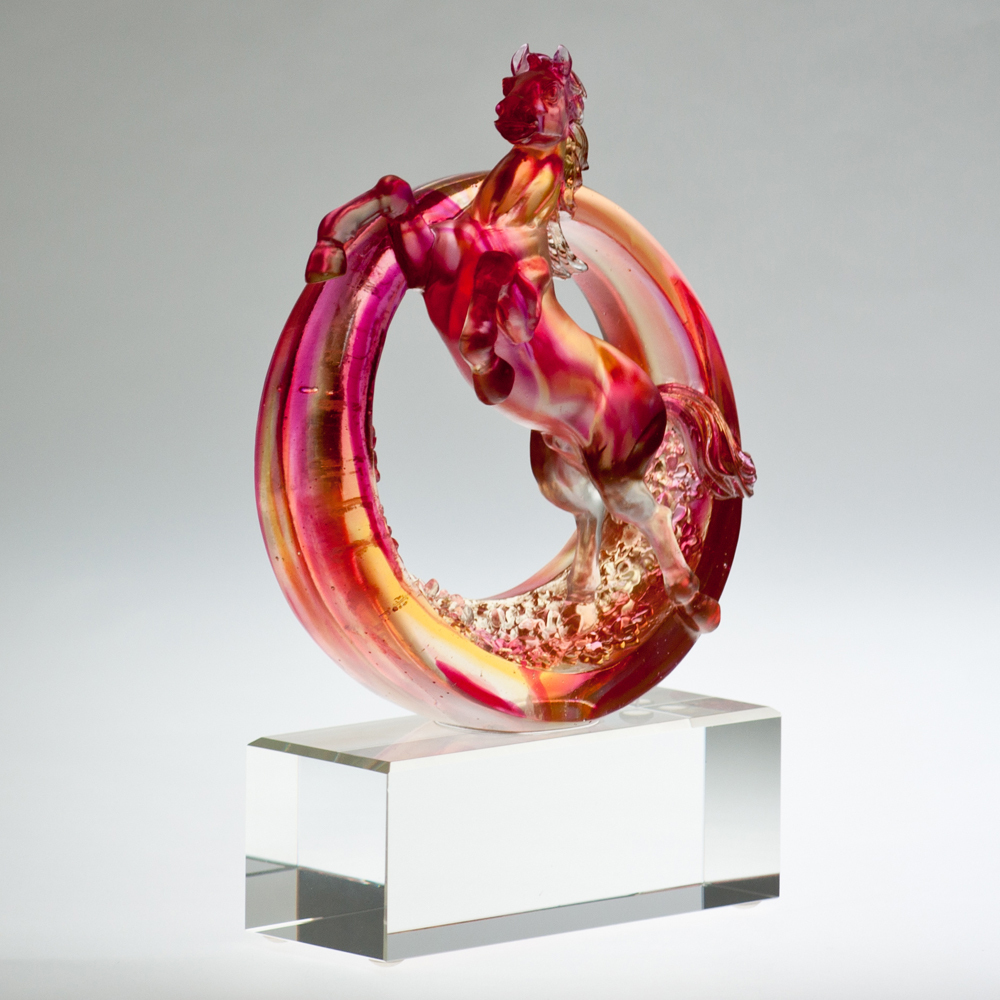 琉璃馬到成功擺飾｜圓夢獎牌推薦 開運招財藝術收藏首選