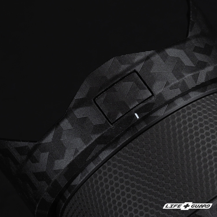 箭影黑貼膜質感特寫，LIFE+GUARD 設計風格