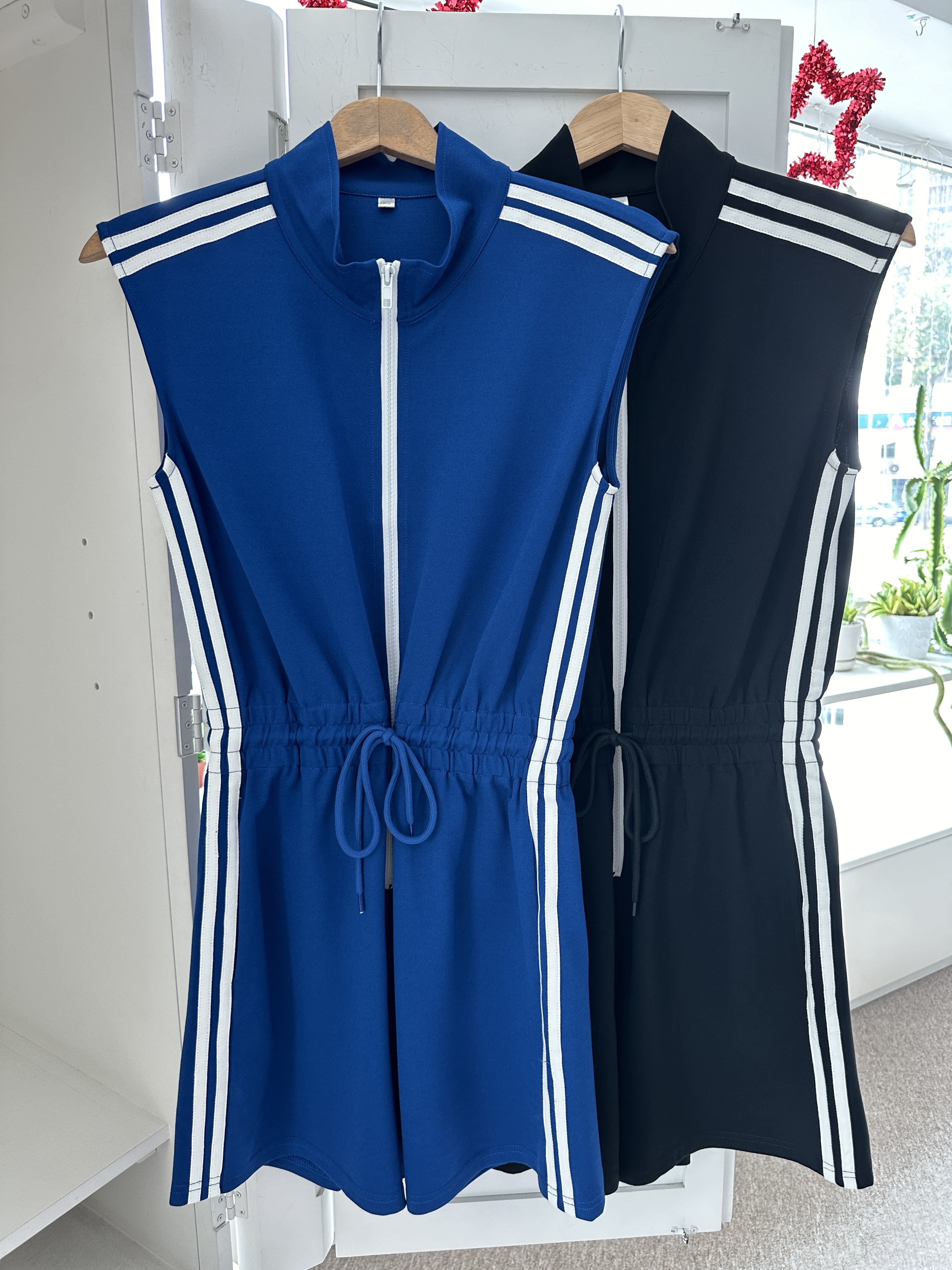 V SLEEVE ZIPPED SHORT JUMPSUIT