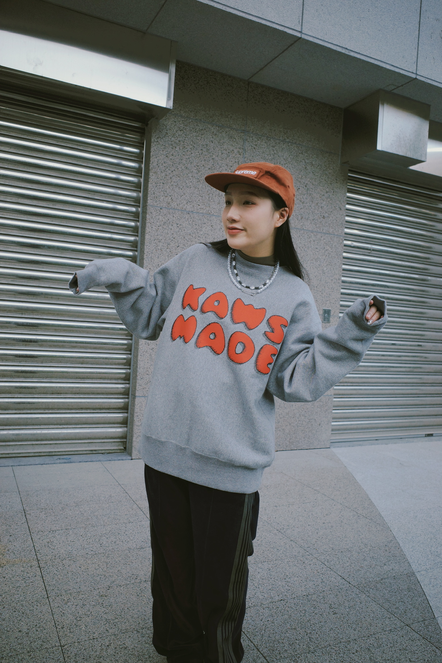 HUMAN MADE X KAWS 字體 灰色大學T