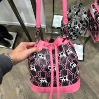 [S] KARL LAGERFELD 23WW3089 K/MON KOCKTAIL BUCKET BAG,BLACK/PINK, 8720744559085 (SKL820)