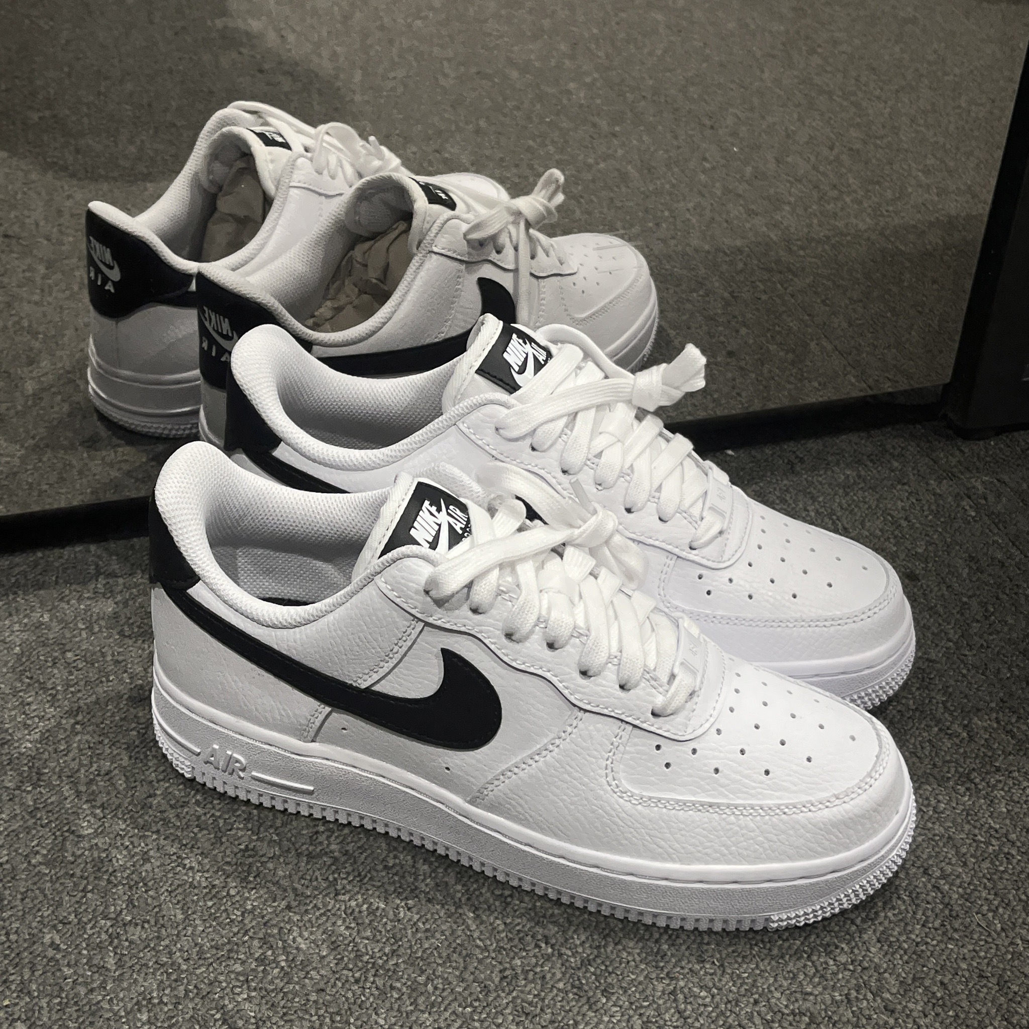 女鞋NIKE AIR FORCE 1 熊貓全白黑勾AF1 鐵牌小GD 白黑低筒休閒鞋（DD8959-