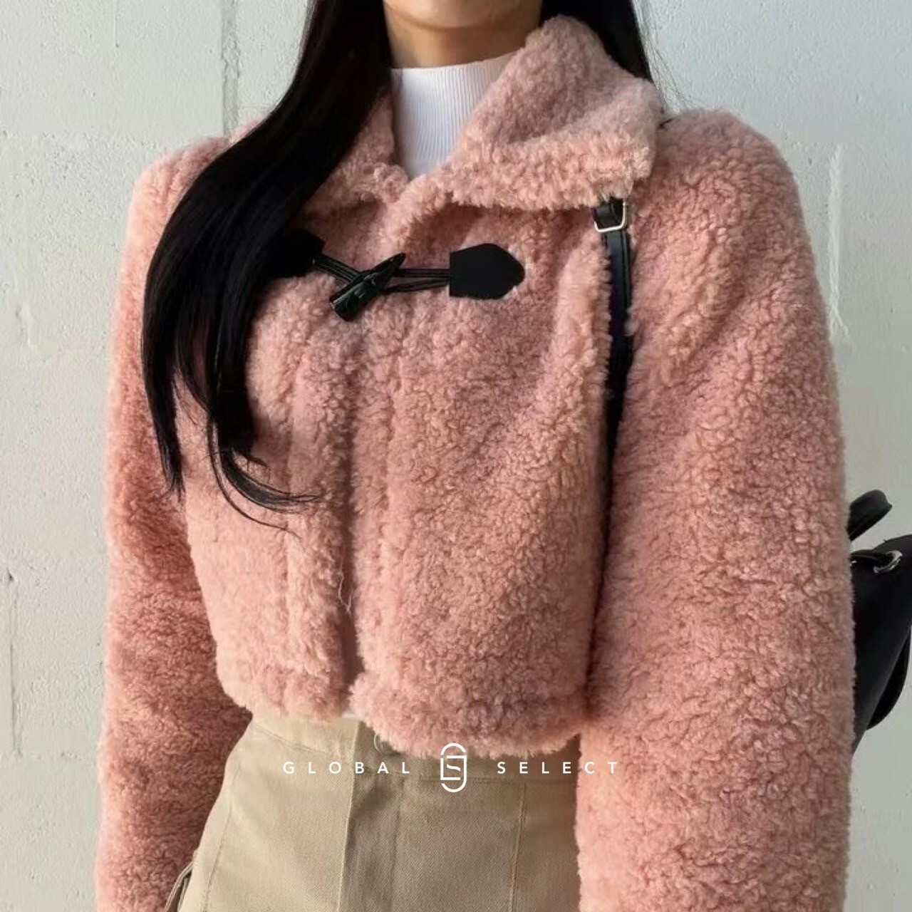 翻領牛角釦毛毛短版外套