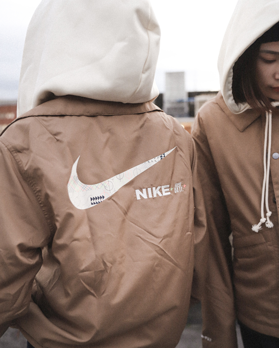 **特價商品售出不退換**男款 NIKE STANDARD ISSUE Therma-FIT JACKET 土色 大勾 風衣 長袖 連帽外套 白標 假兩件【FB1833-258】WHLABEL NKTF 25SALE