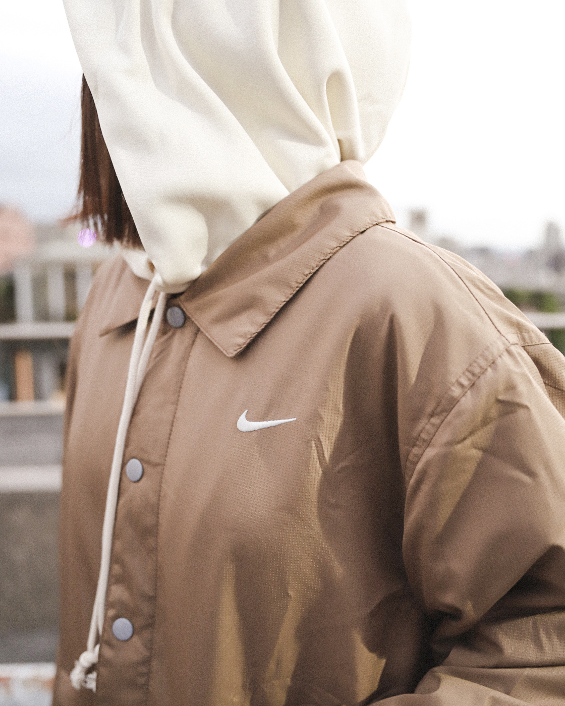 **特價商品售出不退換**男款 NIKE STANDARD ISSUE Therma-FIT JACKET 土色 大勾 風衣 長袖 連帽外套 白標 假兩件【FB1833-258】WHLABEL NKTF 25SALE