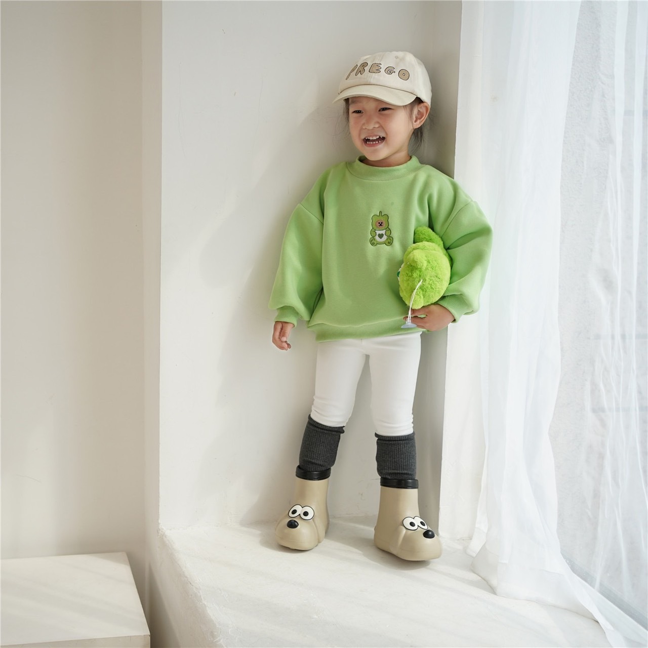 四色立領奧利絨刺繡熊上衣