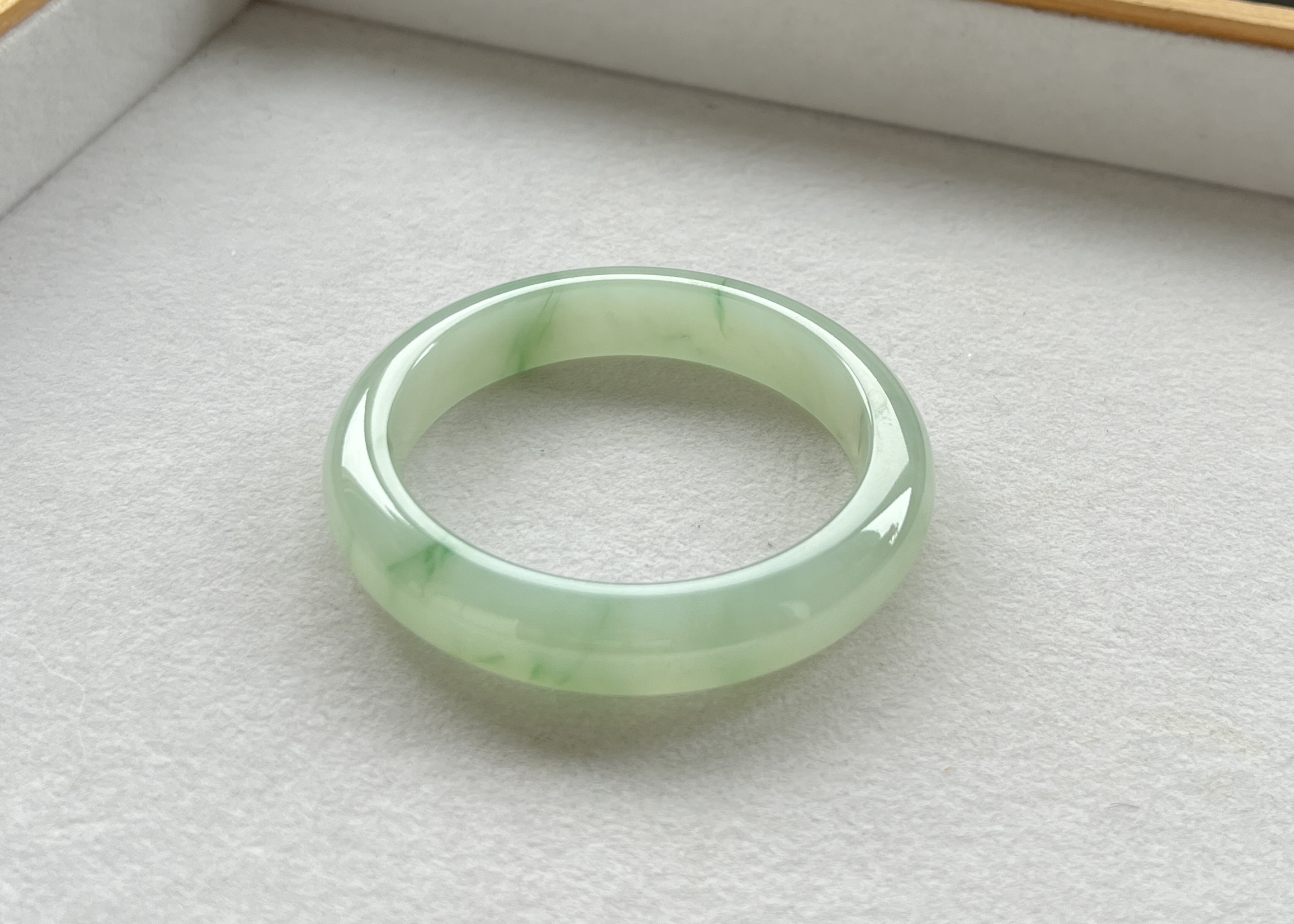 珍藏級冰果綠飄花翡翠手鐲