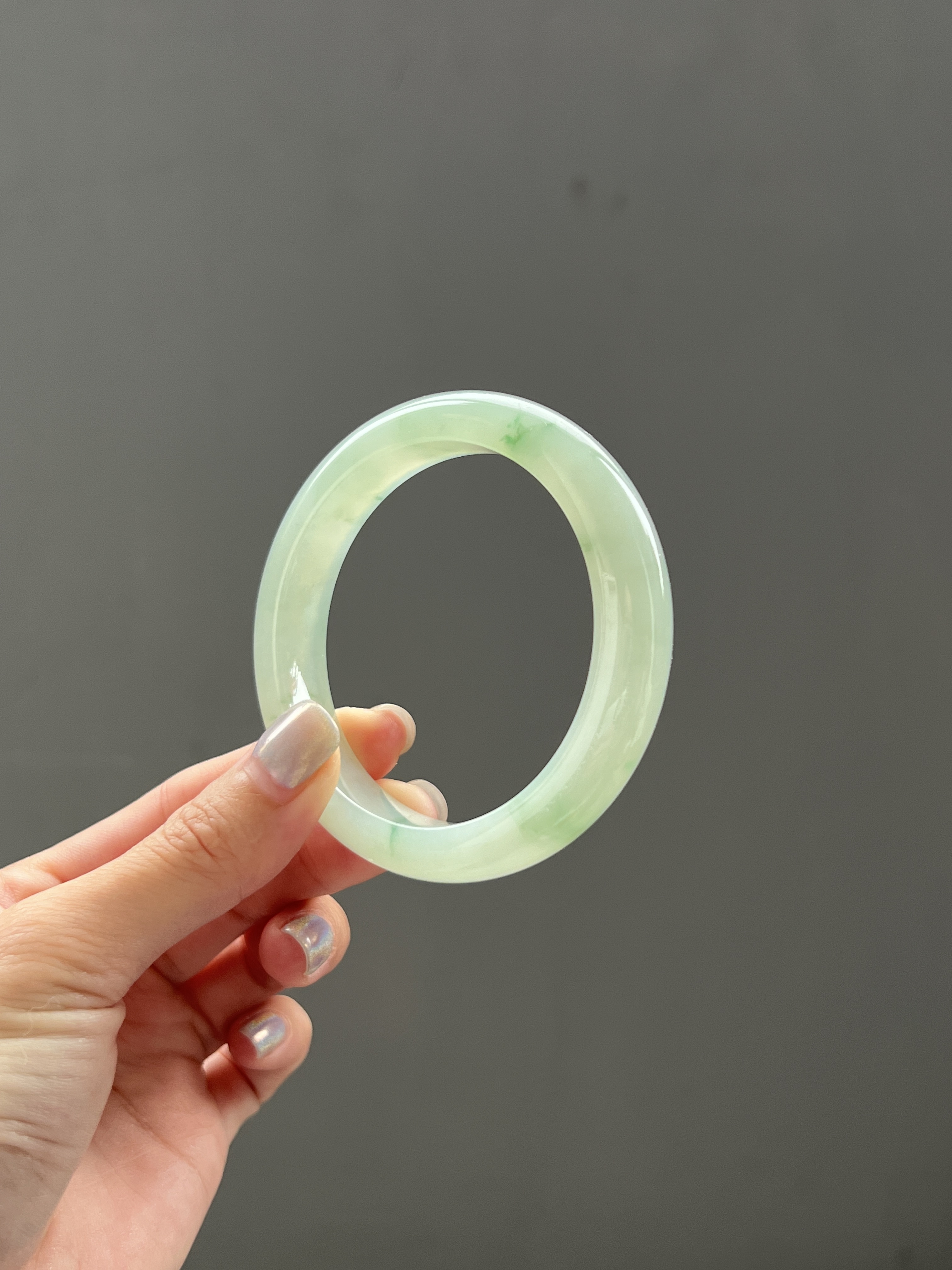 珍藏級冰果綠飄花翡翠手鐲