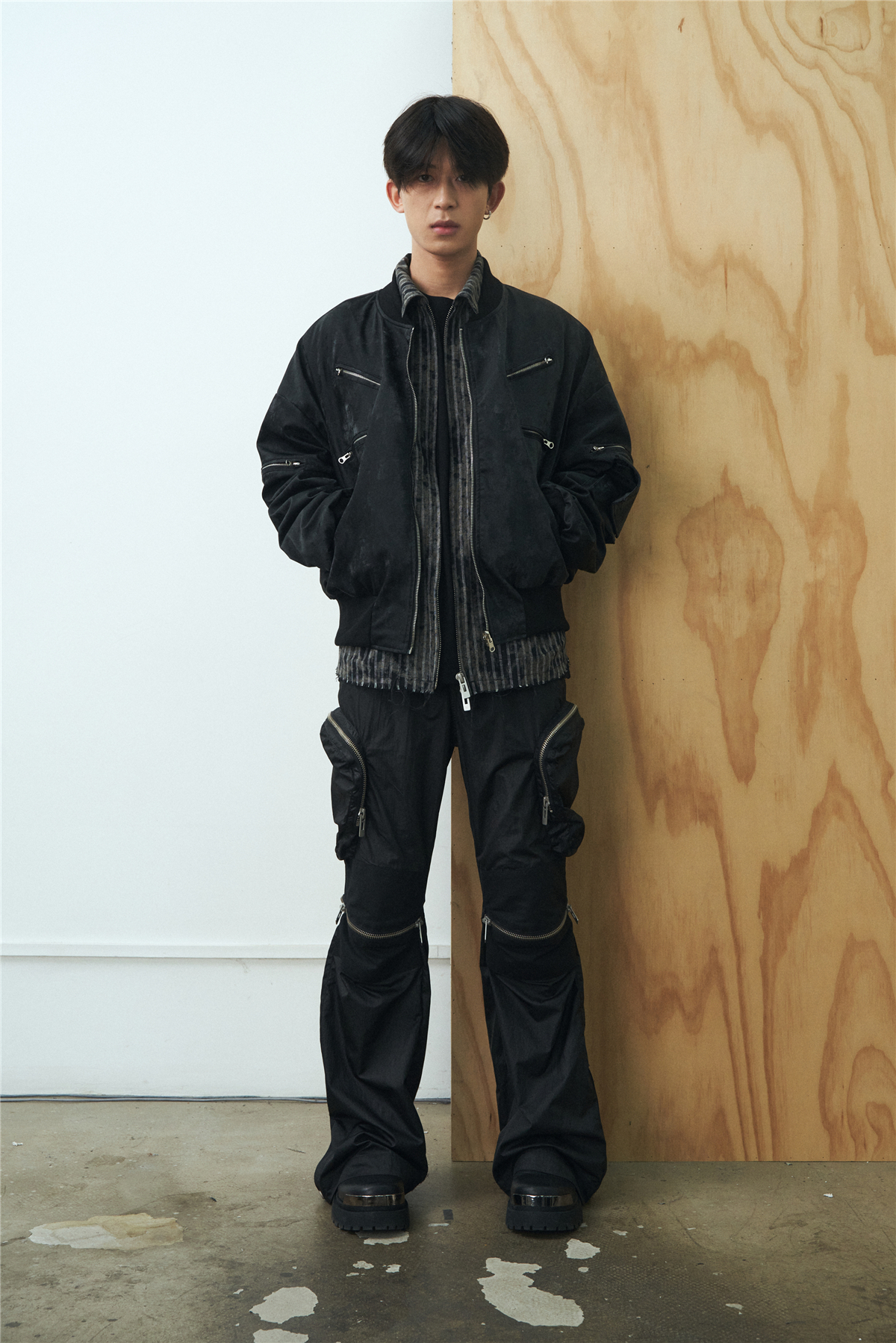 Pupil travel 蠟感微喇亮面褶皺肌理垂感休閒褲長褲