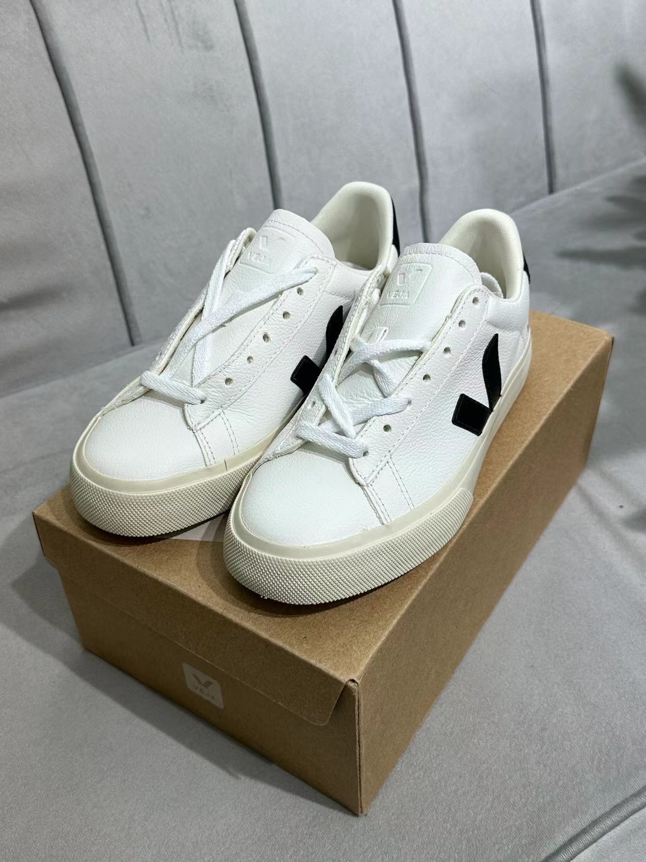 VEJA 黑色logo白色運動鞋 -M