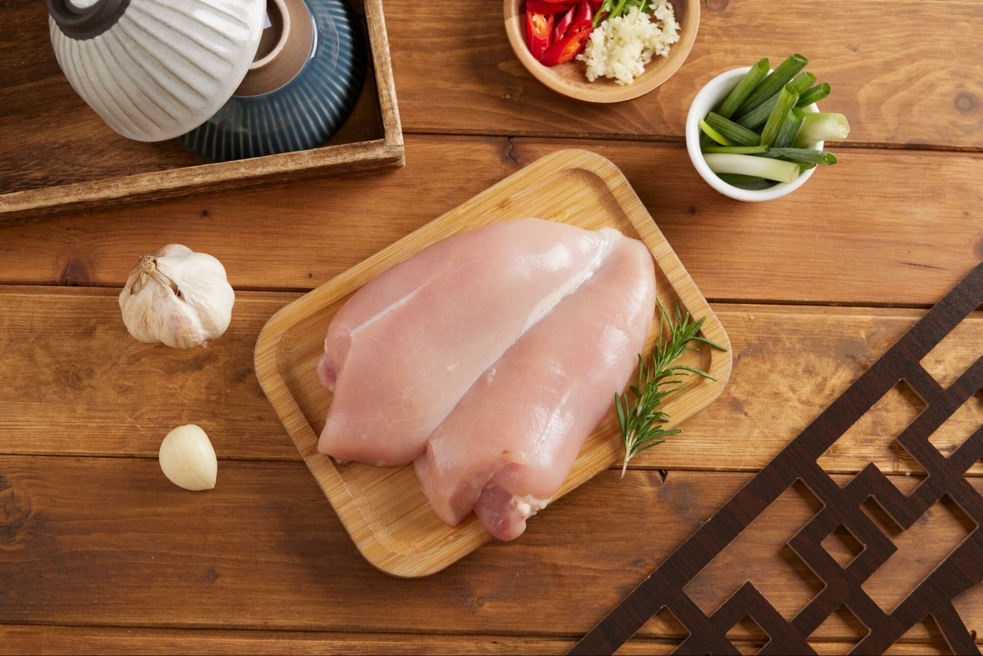 「雲嶺鮮雞」的雞胸肉來源是台灣養殖優質土雞