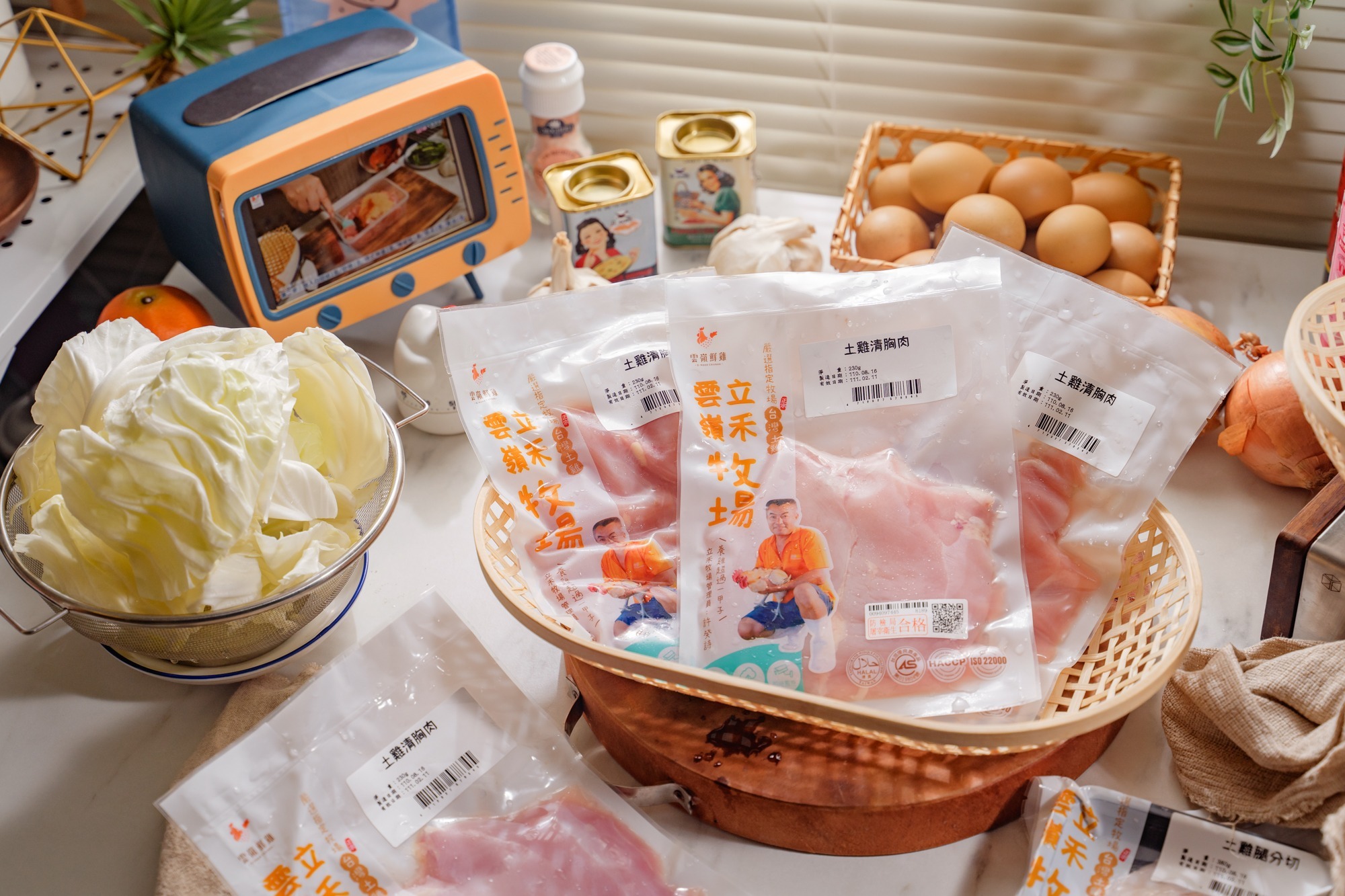 雲嶺鮮雞的優質生鮮土雞肉，經過嚴格的製程把關後，以真空包裝、全程冷凍運送的方式送到消費者手中