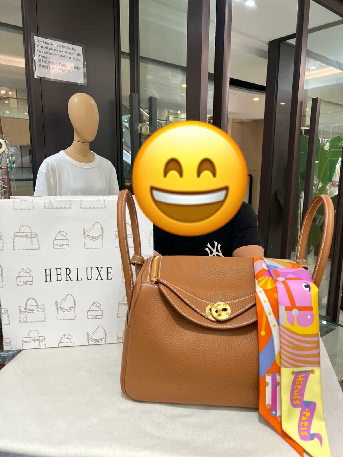 【 感謝支持 】暖男先生來pick up lindy 26金金🐫🔑 配埋Twilly🎀   先生十分滿意我哋嘅服務態度❤️ 今次見到有現貨 秒購送比女朋友做聖誕好禮🎁 相信你女朋友收會好鐘意💞 多謝你嘅支持與信任🫶💪