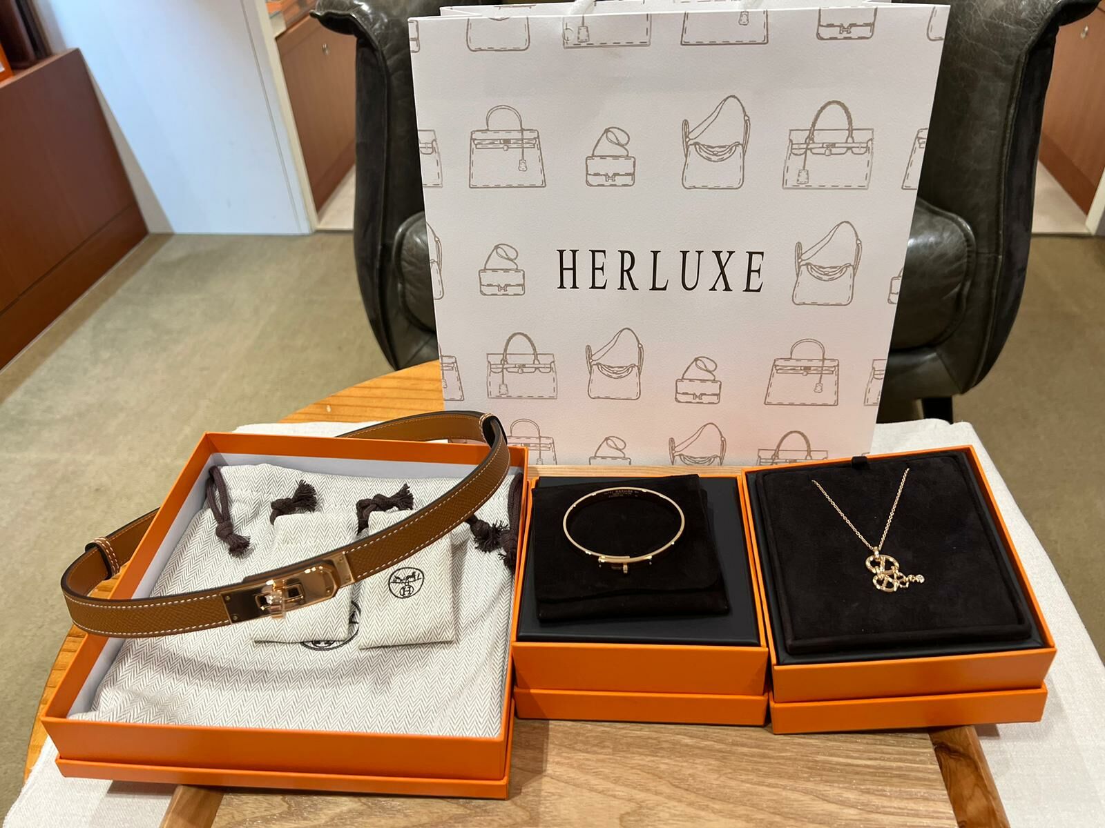 【 感謝支持 】爽快靚靚到店揀咗頸鏈 手鐲同Belt🥳 靚靚十分喜歡玫瑰金貨品☺️ 見到心儀貨品即刻入手👍🏻  靚靚一直有關注HERLUXE新資訊📩 能幫客人買到心儀貨品🎉 我哋都好開心💞 多謝你嘅支持與信任🫶💪