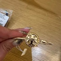 [S] TORY BURCH LOGO T CLIP BANGLE,TORY GOLD, 147698-720 (STB399)