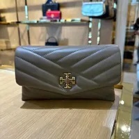 [S] TORY BURCH KIRA CHEVRON CHAIN WALLET,SANDPIPER, 90343-250 (STB419)