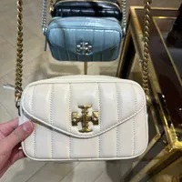 [S] TORY BURCH KIRA MINI CAMERA BAG,BRIE/ROLLED GOLD, 88095-136 (STB427)
