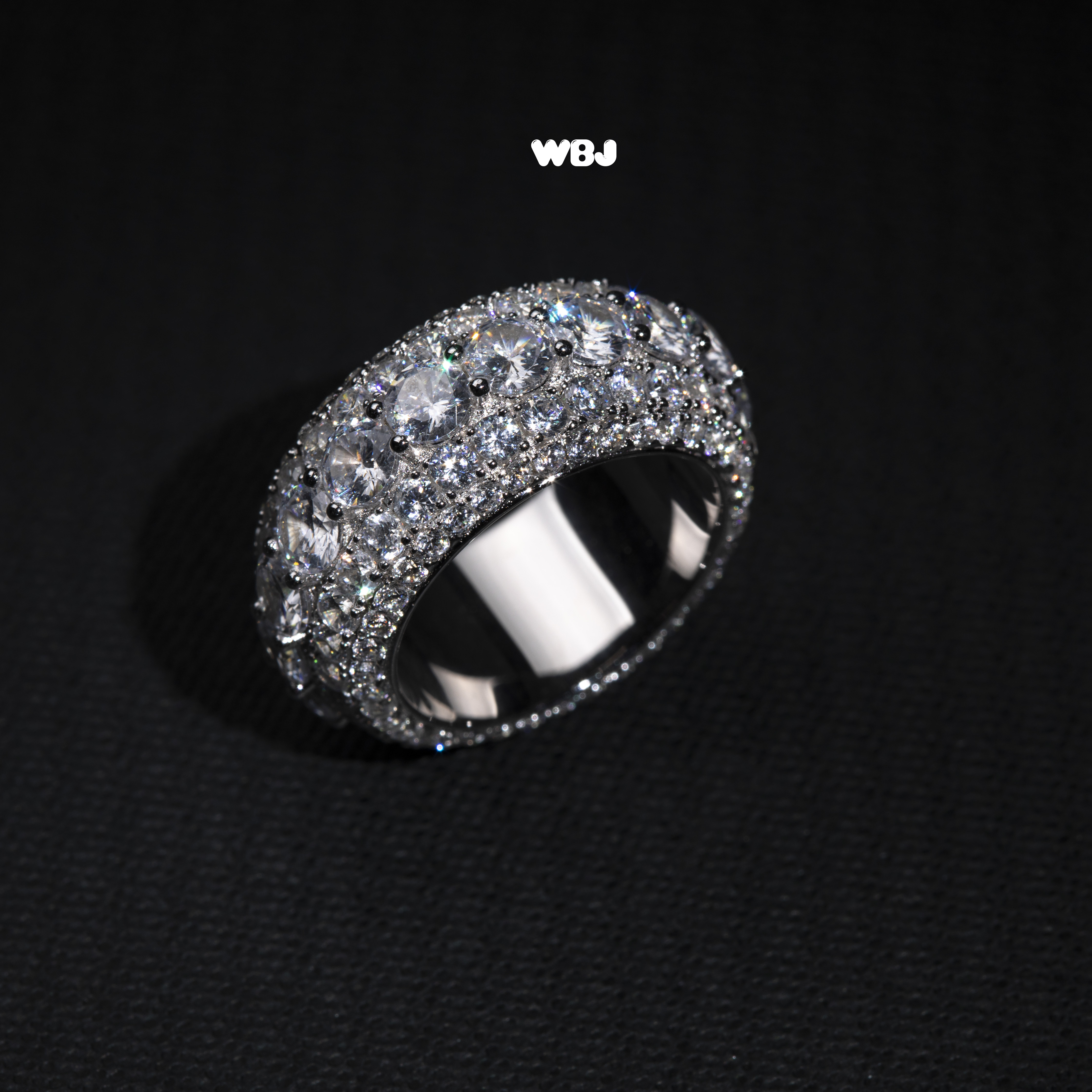 主石加大滿圈包圍戒指