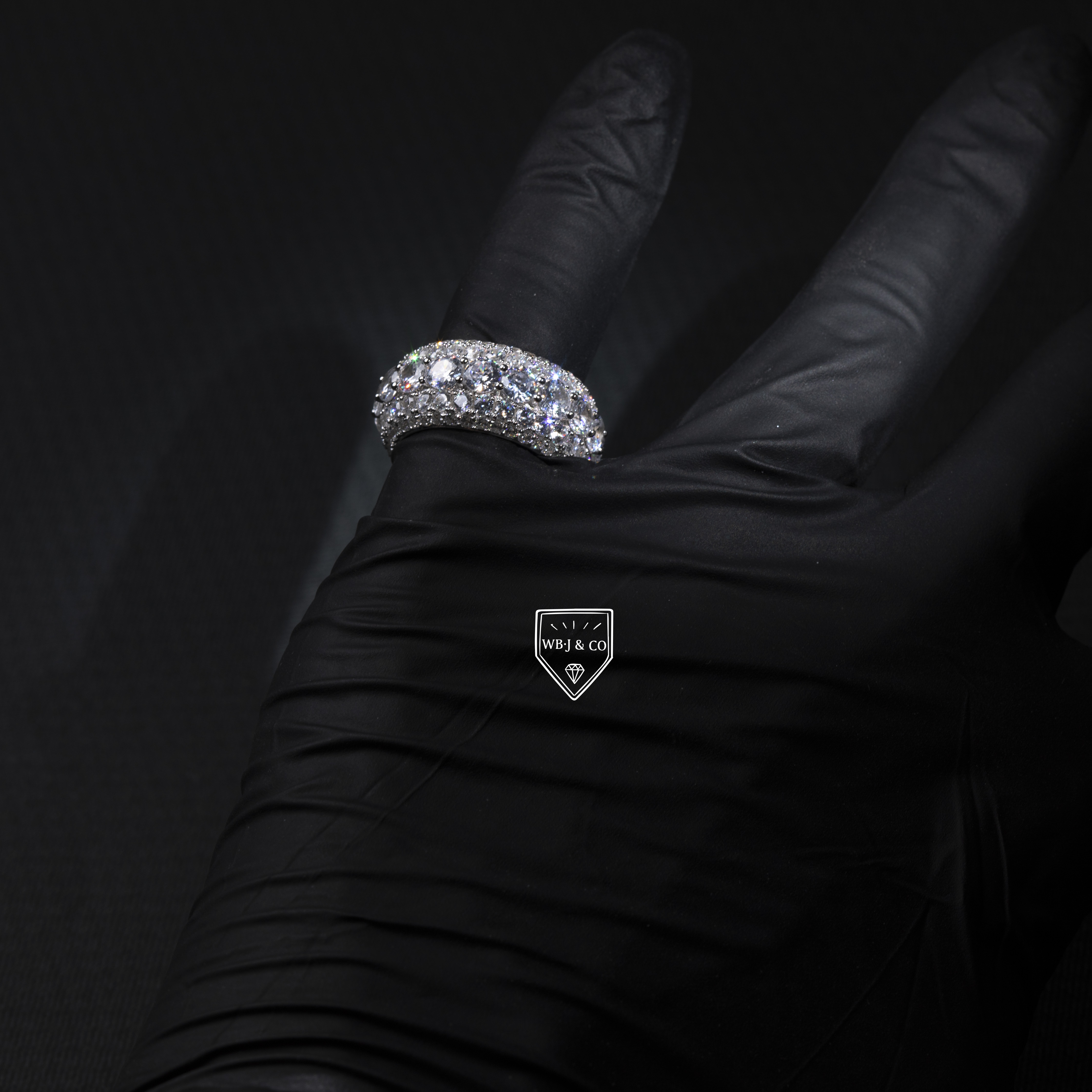 主石加大滿圈包圍戒指