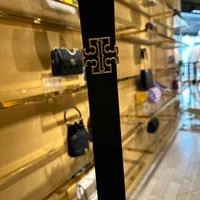 [S] TORY BURCH REVERSIBLE BRITTEN LOGO BELT,BLACK, 141742-001 (STB451)