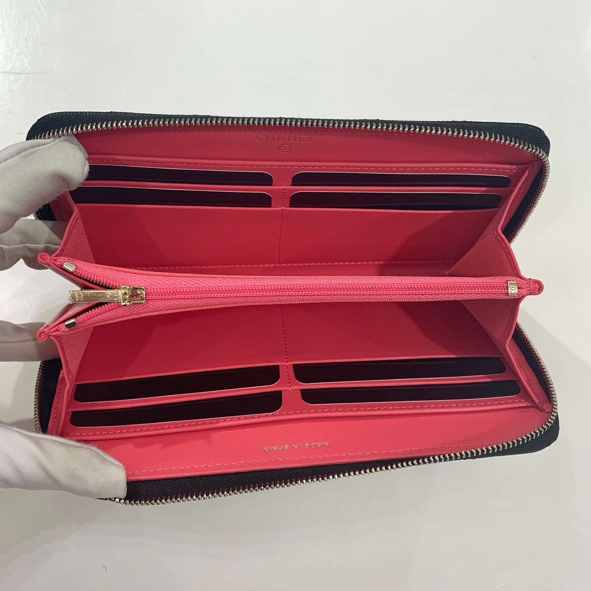 全新CHANEL長銀包 AP3181 拉鏈黑色荔枝皮淡金通花扣內拼新款桃紅色 #23C#BRAND NEW #香榭站正品