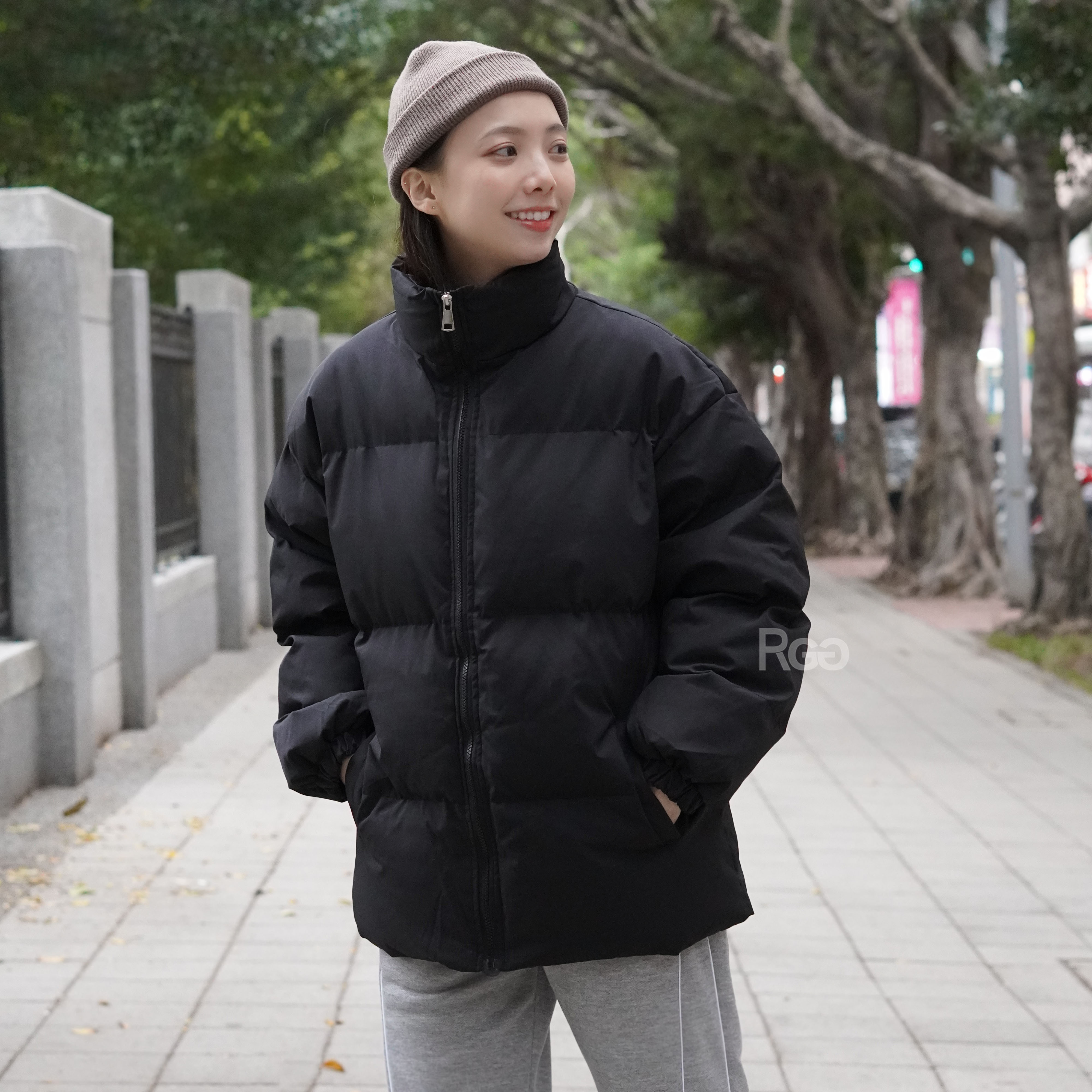 女模穿著韓版鋪棉麵包外套黑摸摸半身照