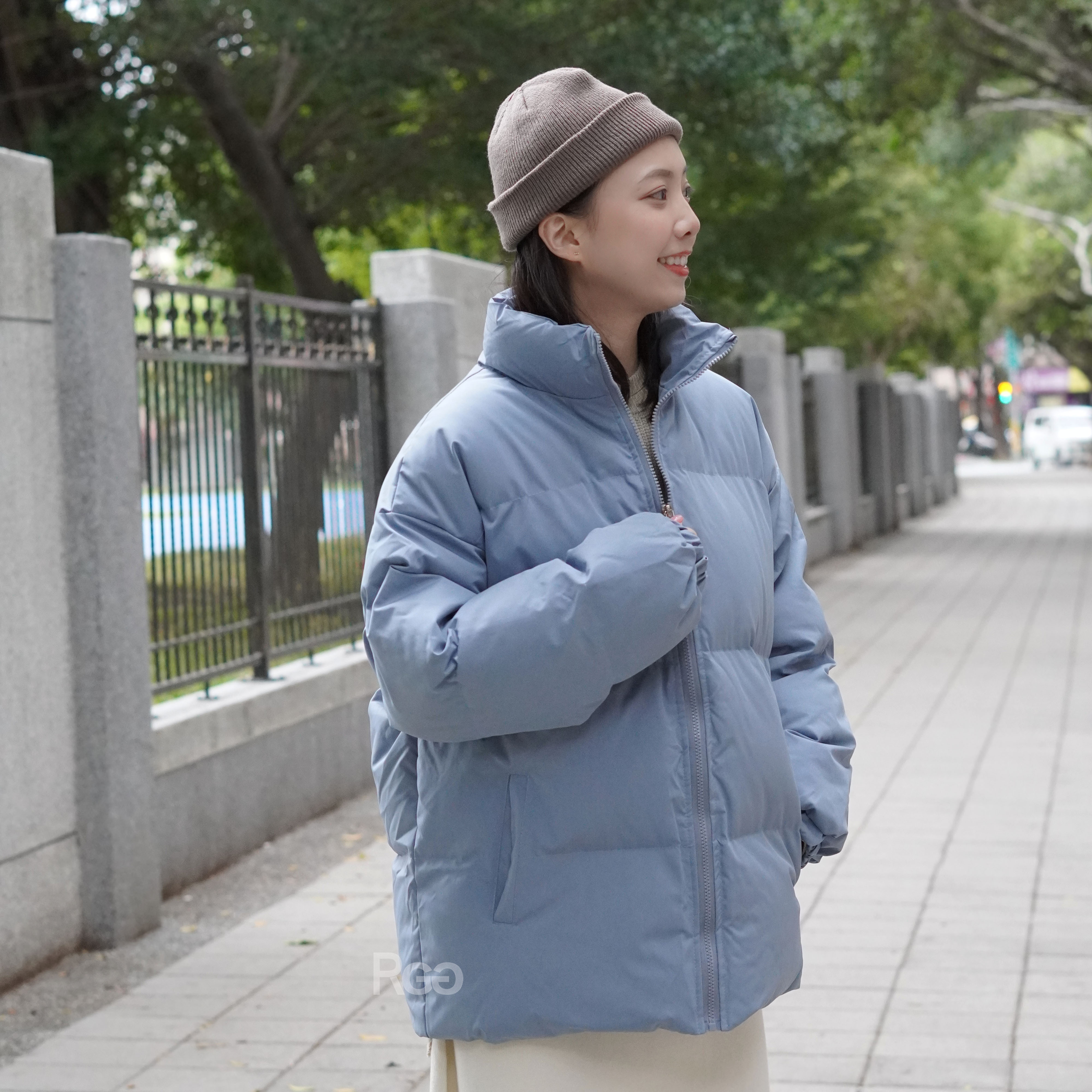 女模穿著韓版鋪棉麵包外套寶寶藍半身照