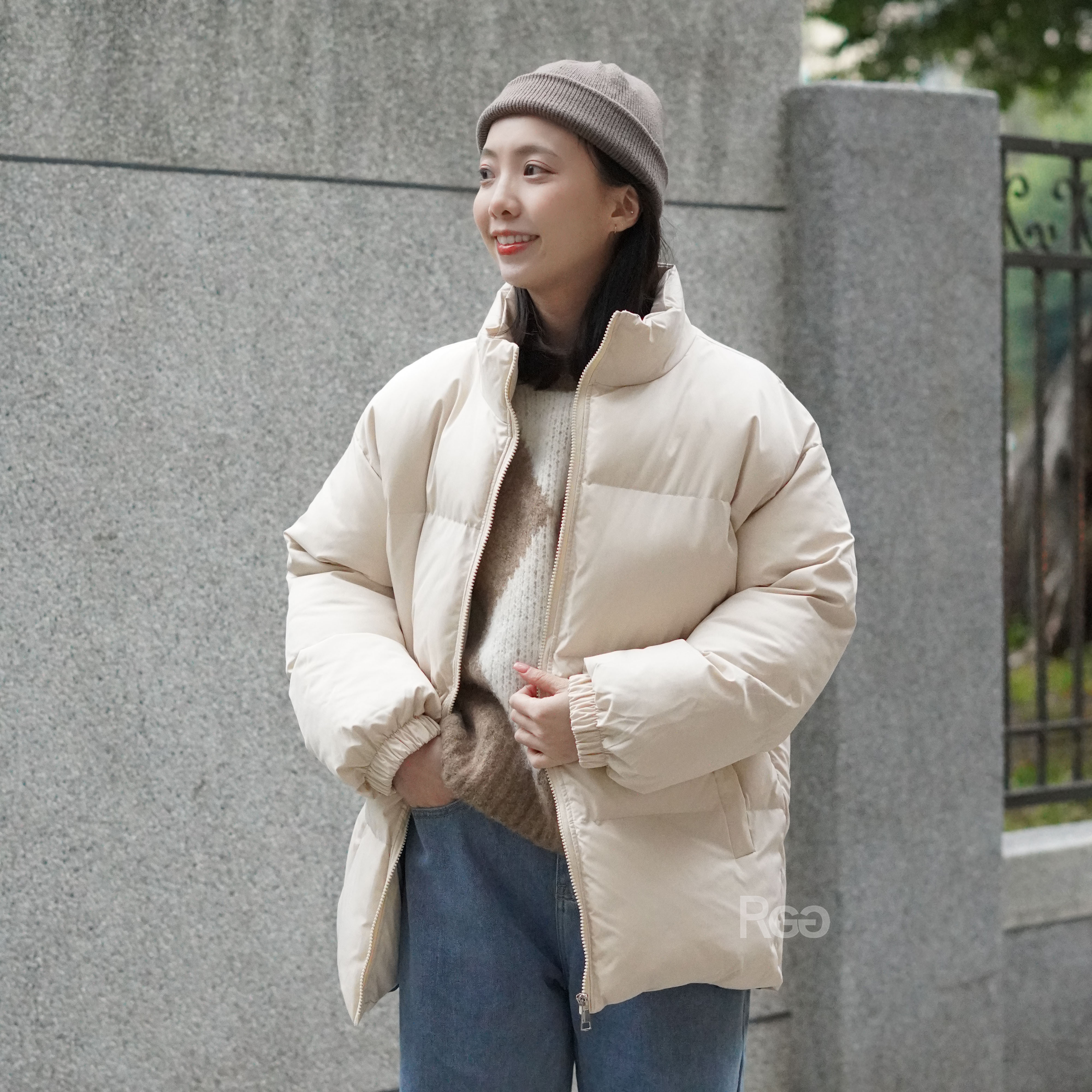 女模穿著韓版鋪棉麵包外套杏仁奶正面照