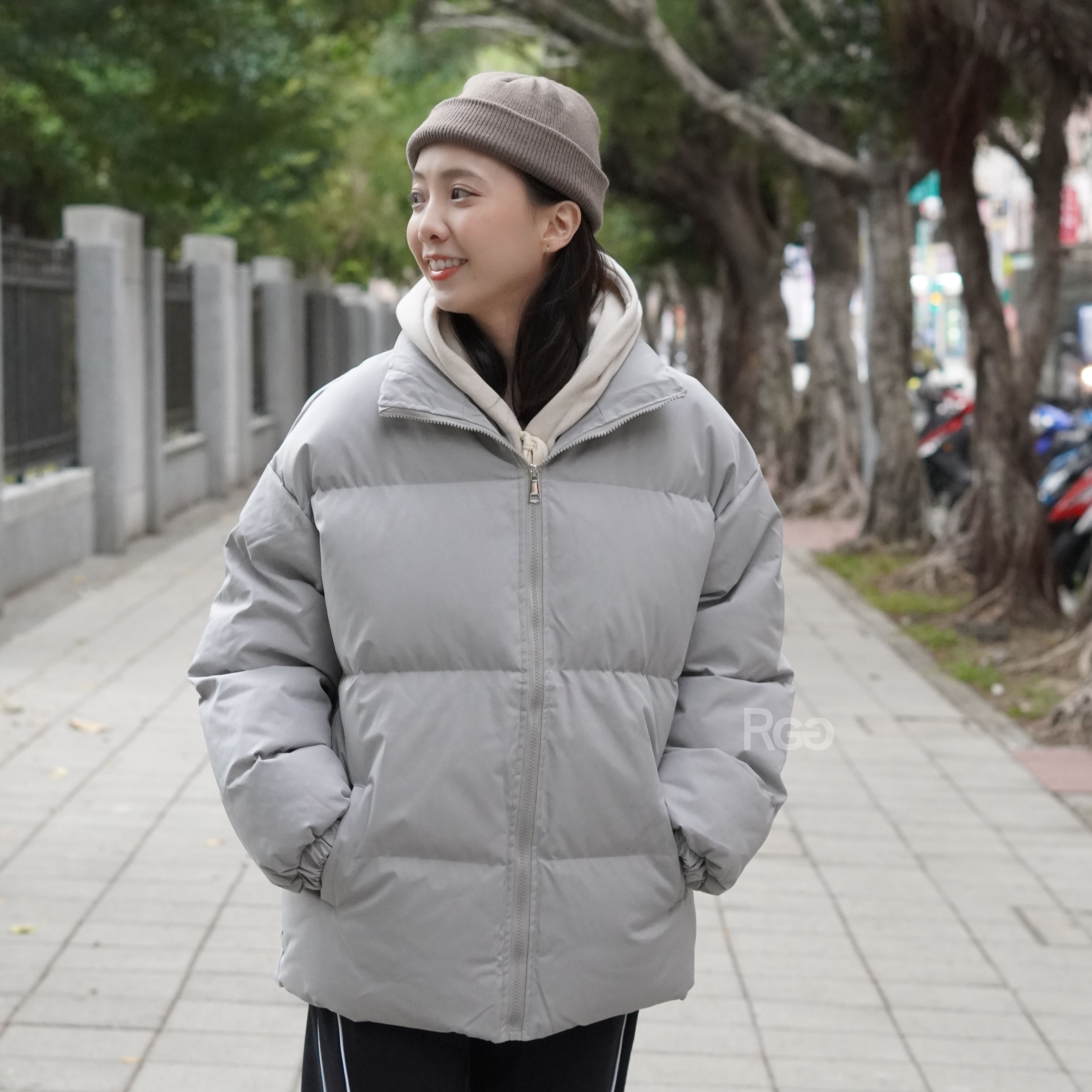 女模穿著韓版鋪棉麵包外套銀河灰半身照