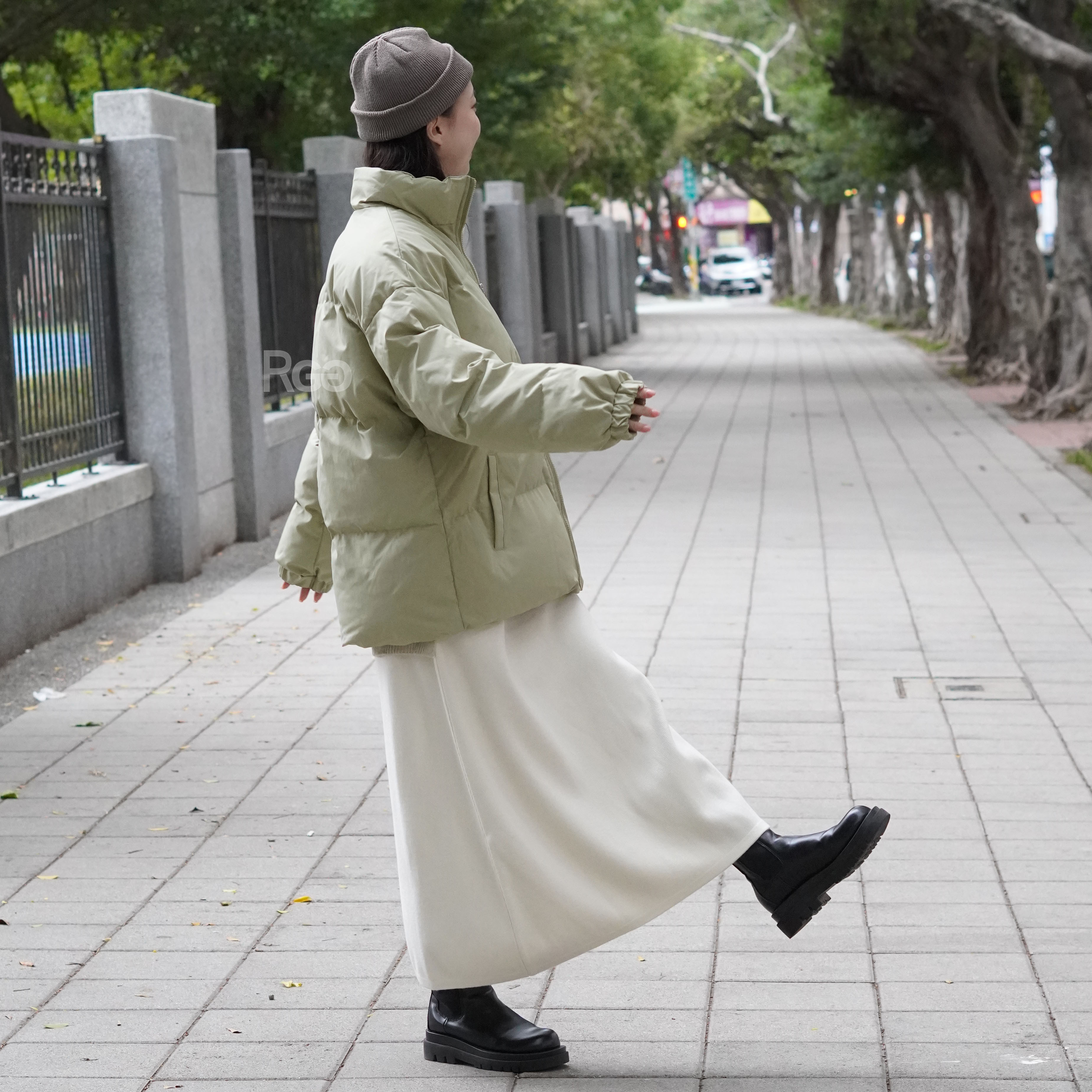 女模穿著韓版鋪棉麵包外套酪梨綠全身照
