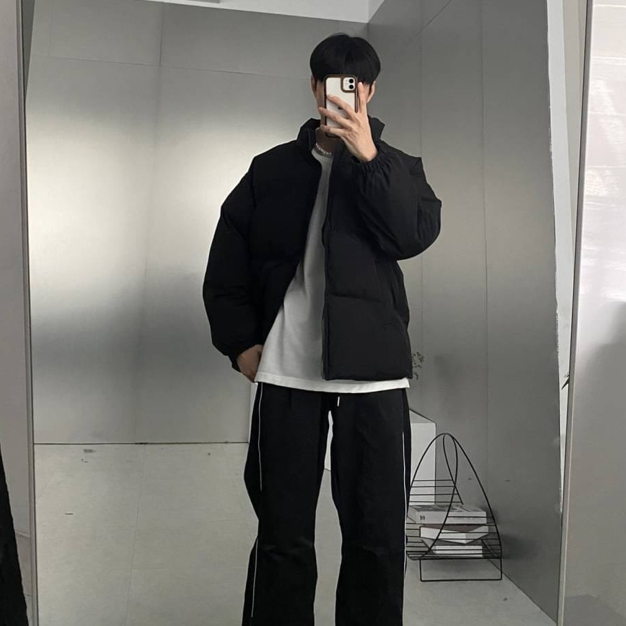 男模穿著韓版鋪棉麵包外套黑摸摸特寫照