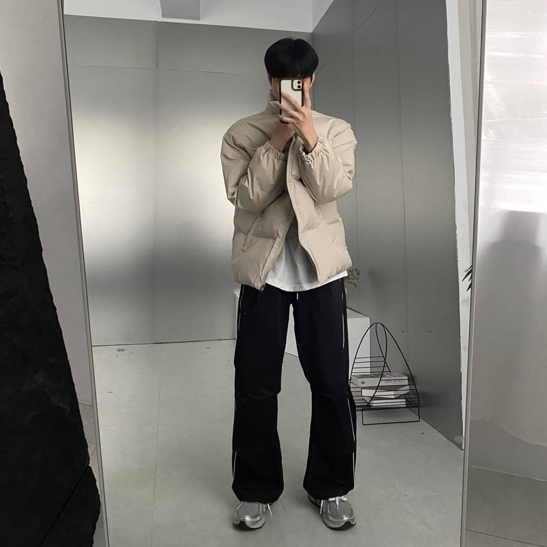 男模穿著韓版鋪棉麵包外套杏仁奶穿搭照