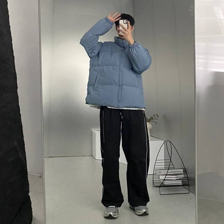 男模穿著韓版鋪棉麵包外套寶寶藍全身照