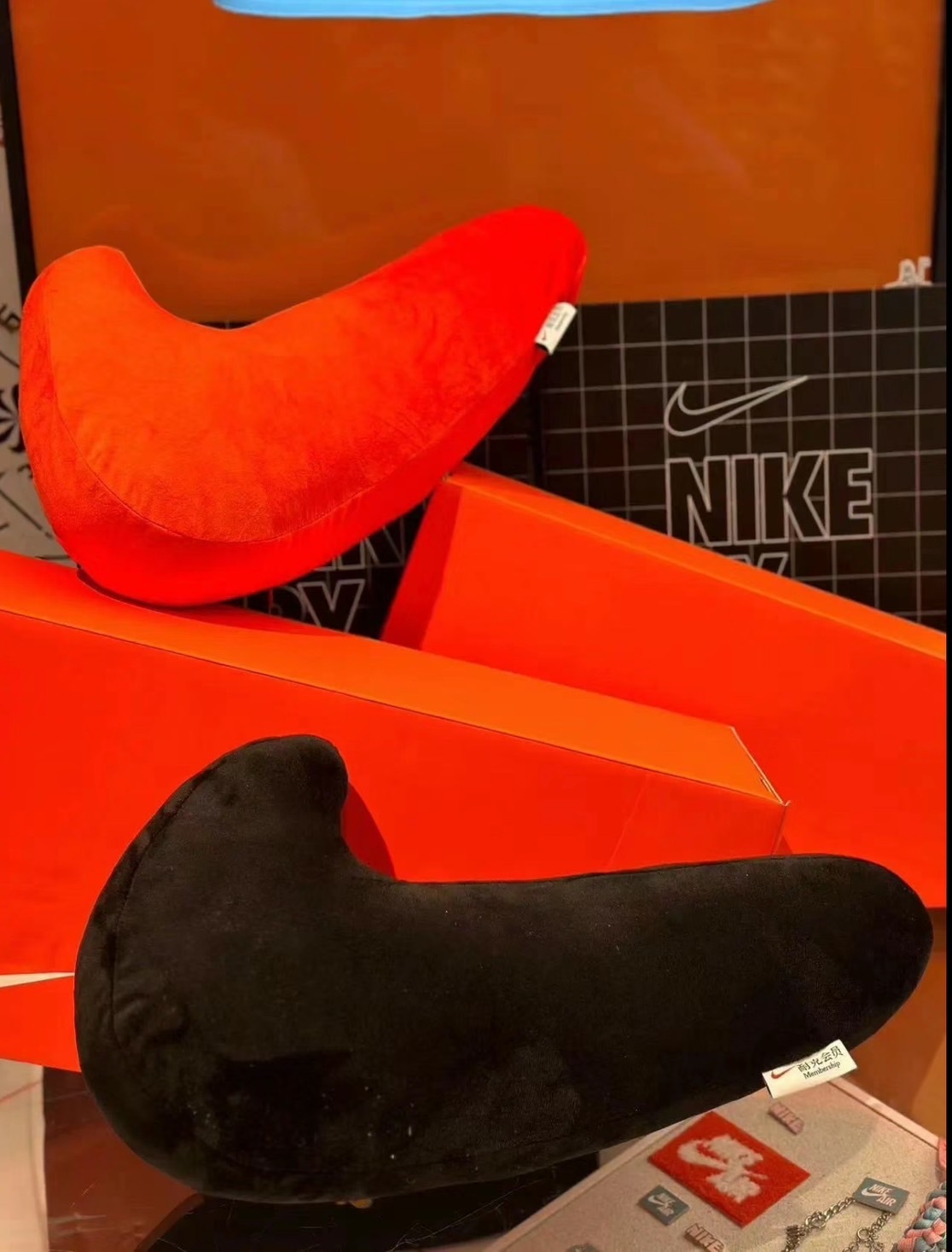 【NIKE】現貨 NIKE SWIOSH 大勾勾抱枕 抱枕