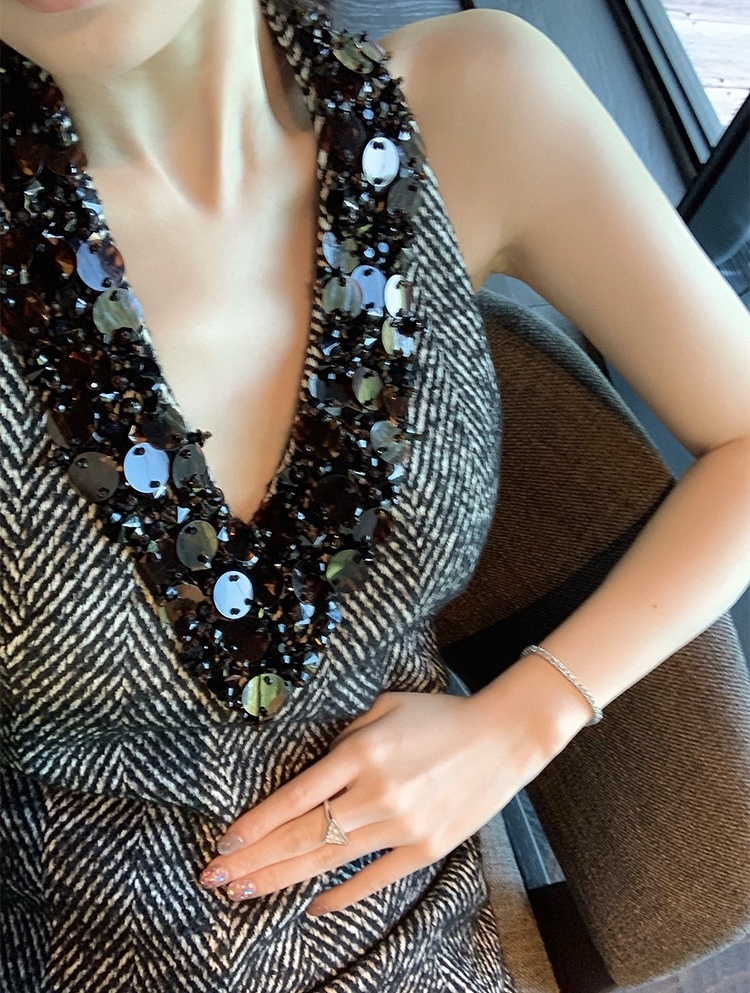 堆疊亮片 掛脖露背毛尼洋裝(人字紋/黑)