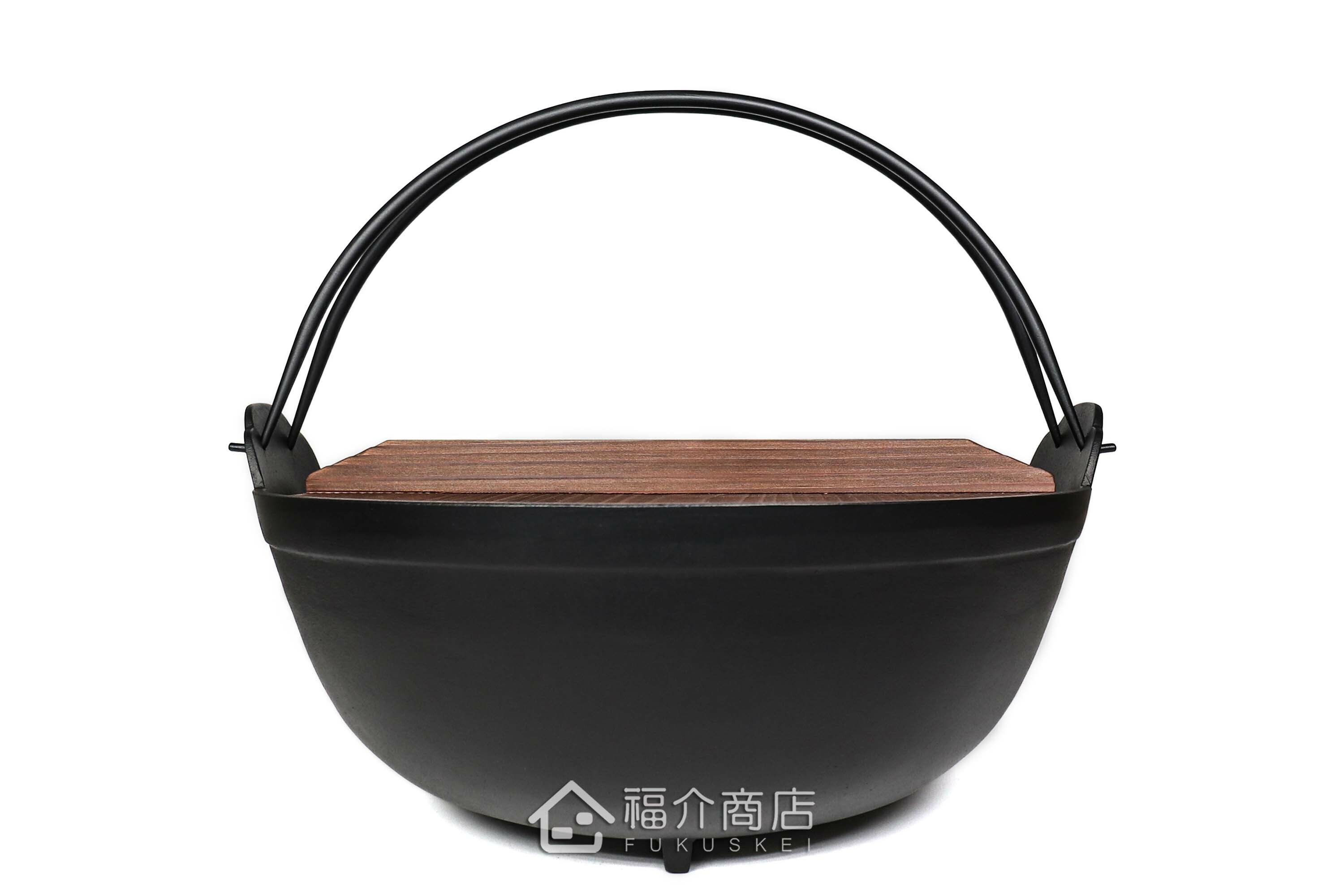 煮火鍋或湯的黑色鑄鐵鍋